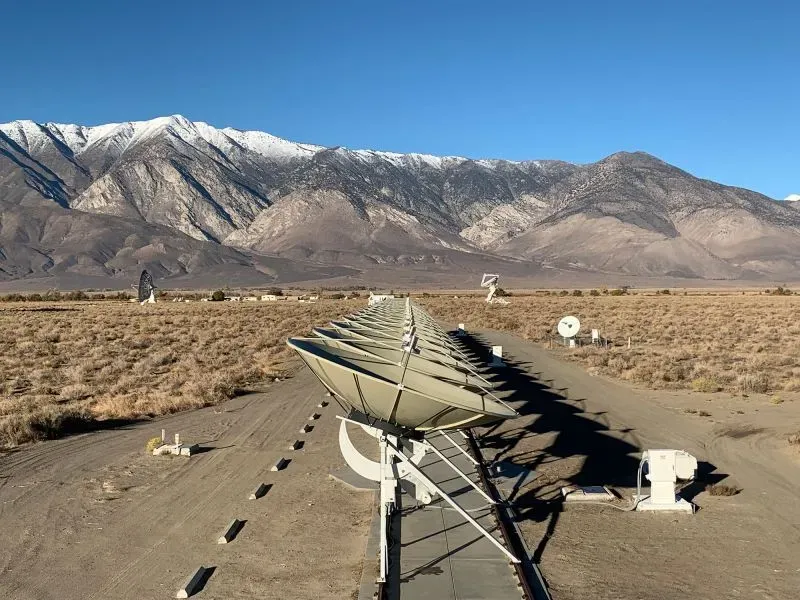 مصفوفة من التلسكوبات الراديوية في منطقة جبلية، تستخدم لرصد الانفجارات الراديوية السريعة وتحليل المادة المفقودة في الكون.