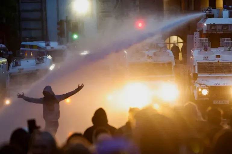 أعمال شغب في أيرلندا الشمالية، حيث تستخدم الشرطة خراطيم المياه لتفريق حشود من مثيري الشغب في باليمينا.