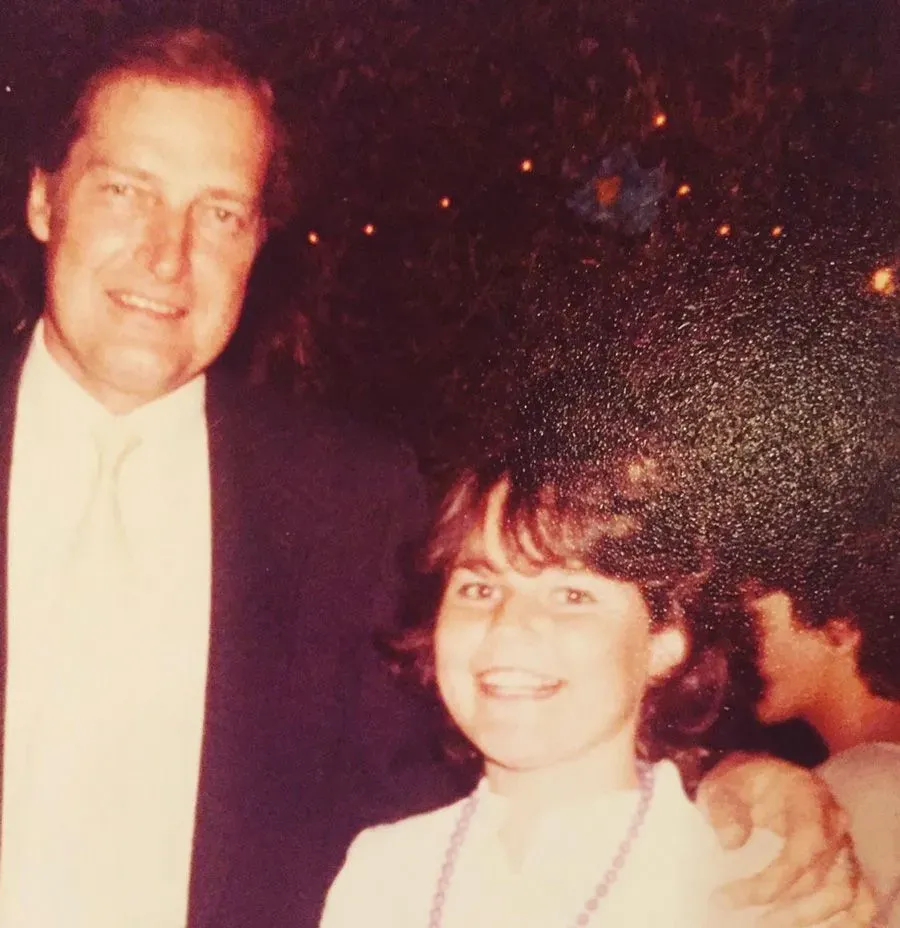 صورة تظهر سافانا غوثري مع والدها تشارلز في مناسبة عائلية، تعكس لحظة دافئة من حياتهما في أريزونا.