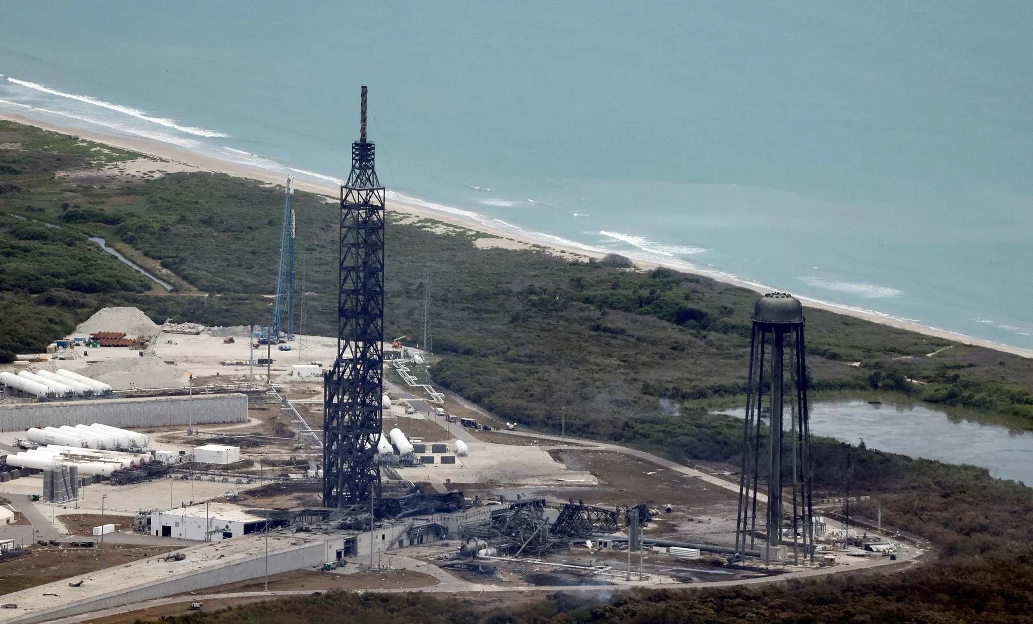 منشأة إطلاق صواريخ فضائية متضررة في مركز كينيدي الفضائي بعد انفجار صاروخ Blue Origin، مما يؤثر على خطط ناسا للهبوط على القمر.