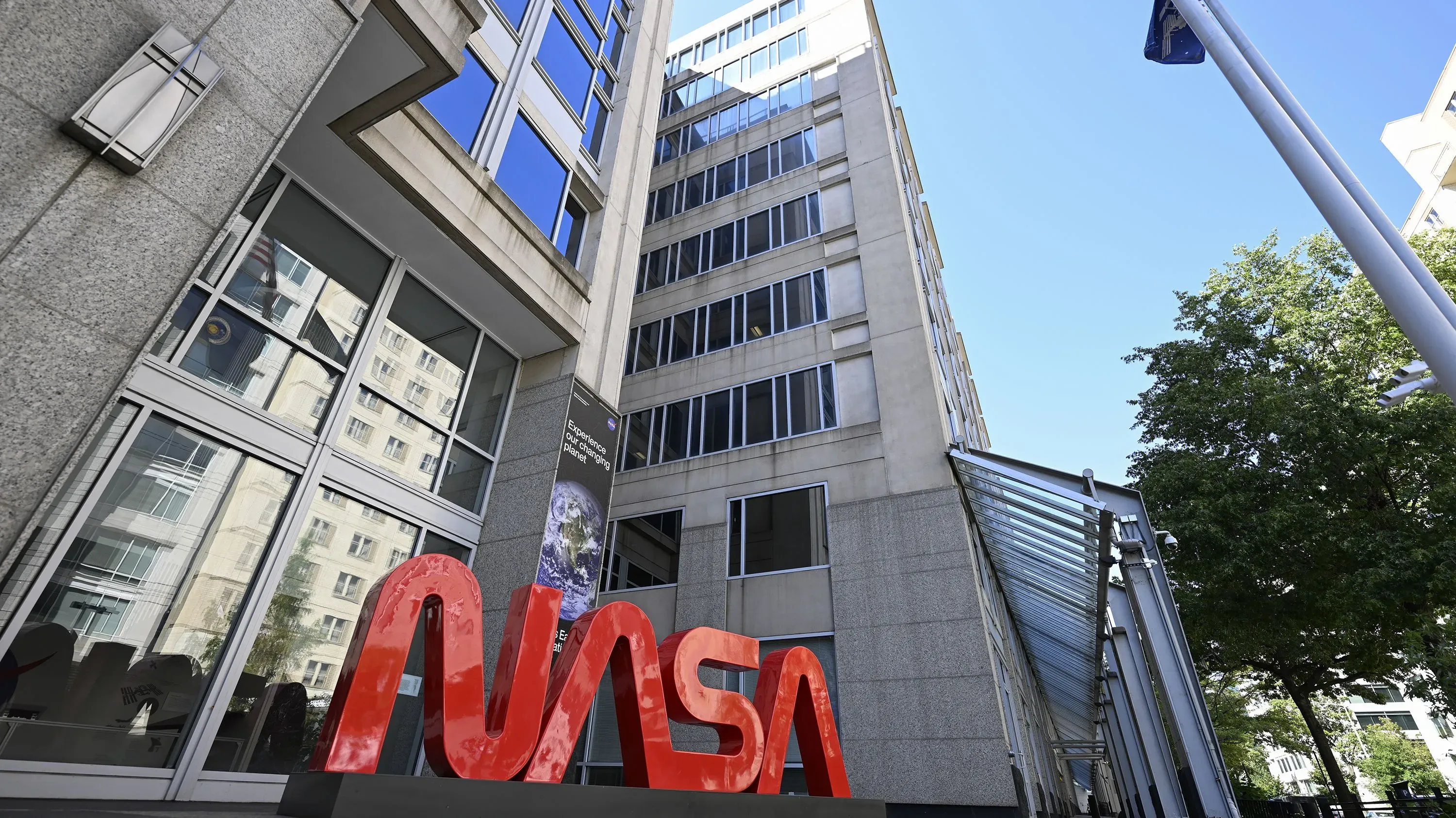 مبنى وكالة ناسا مع شعار الوكالة باللون الأحمر، يعكس أهمية جهودها في استكشاف الفضاء وتوظيف الكفاءات العلمية.