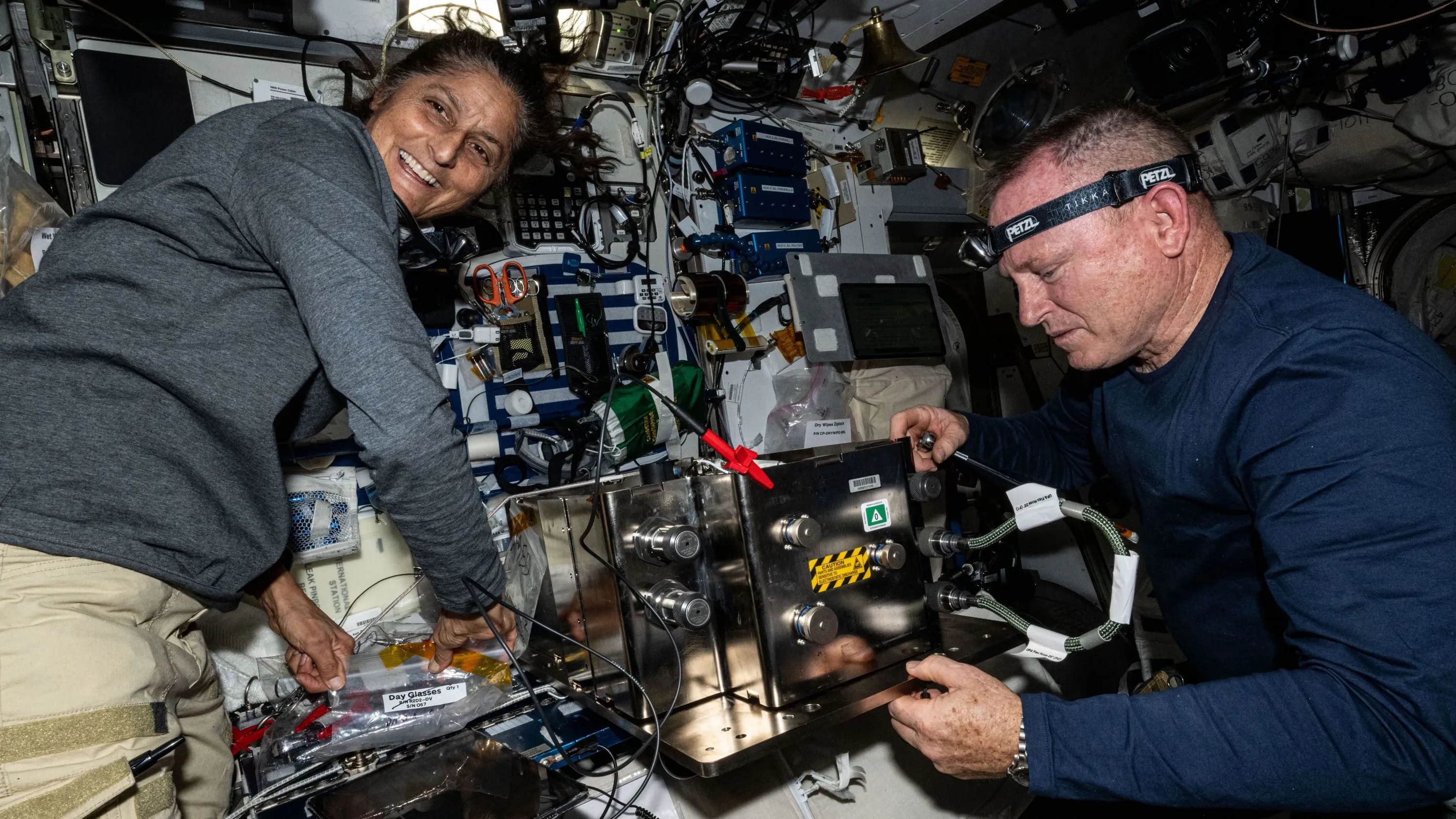 رائدا الفضاء سوني ويليامز وبوتش ويلمور يعملان في محطة الفضاء الدولية، مع معدات علمية، استعدادًا لعودتهما إلى الأرض.