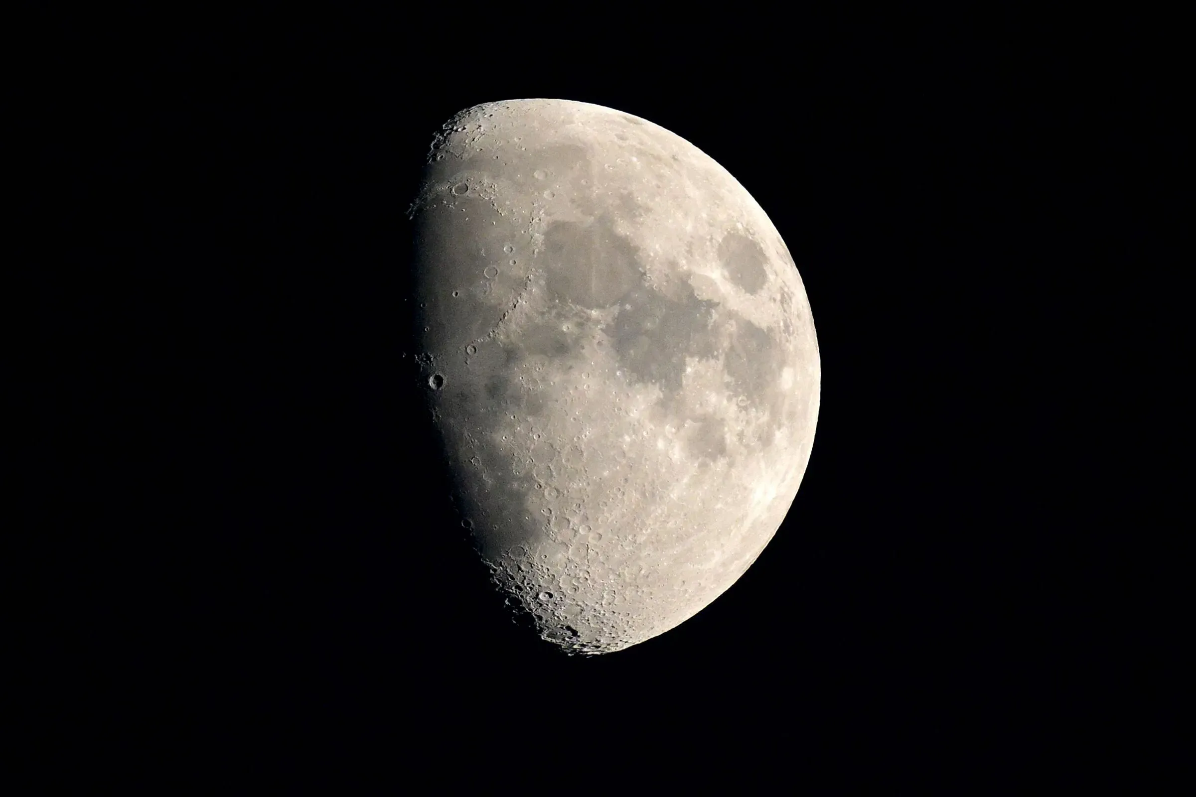 صورة توضح سطح القمر مع تفاصيل الفوهات والتضاريس، في سياق خطط ناسا لإنشاء مفاعل نووي لدعم استكشاف القمر.