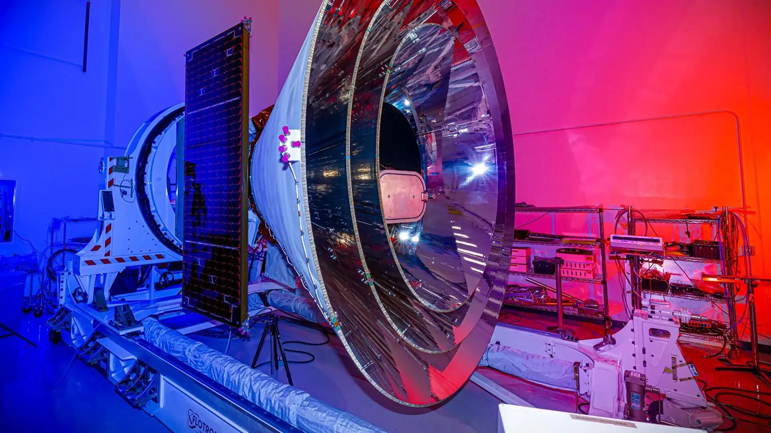 تلسكوب SPHEREx الفضائي، مع تصميمه الفريد، جاهز للإطلاق لدراسة المجرات والمكونات الأساسية للحياة في الكون.