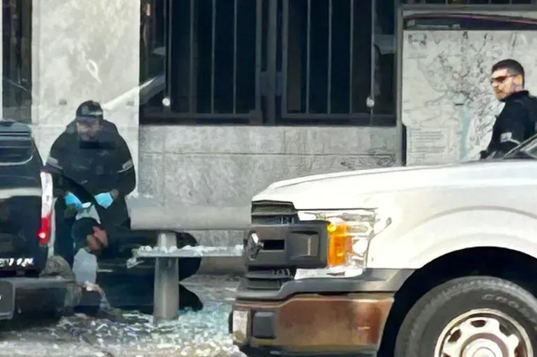 تحقيقات في حادث إطلاق نار على عنصرين من الحرس الوطني في واشنطن، مع وجود سيارات الشرطة والأدلة في موقع الحادث.