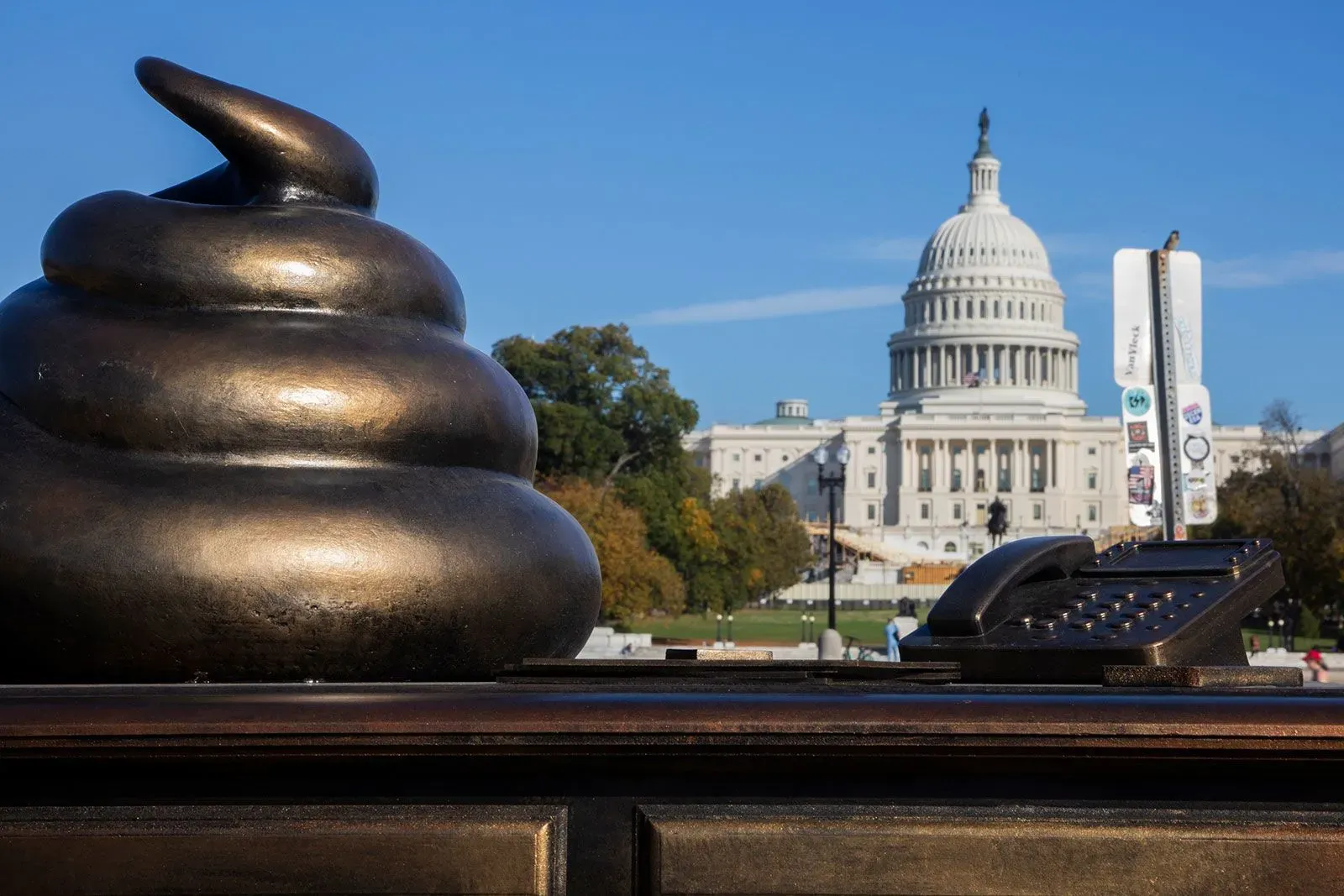 تمثال معدني يمثل شكلًا مثيرًا للجدل، يظهر أمام مبنى الكابيتول الأمريكي، مع تفاصيل تعكس حرية التعبير والفن السياسي.