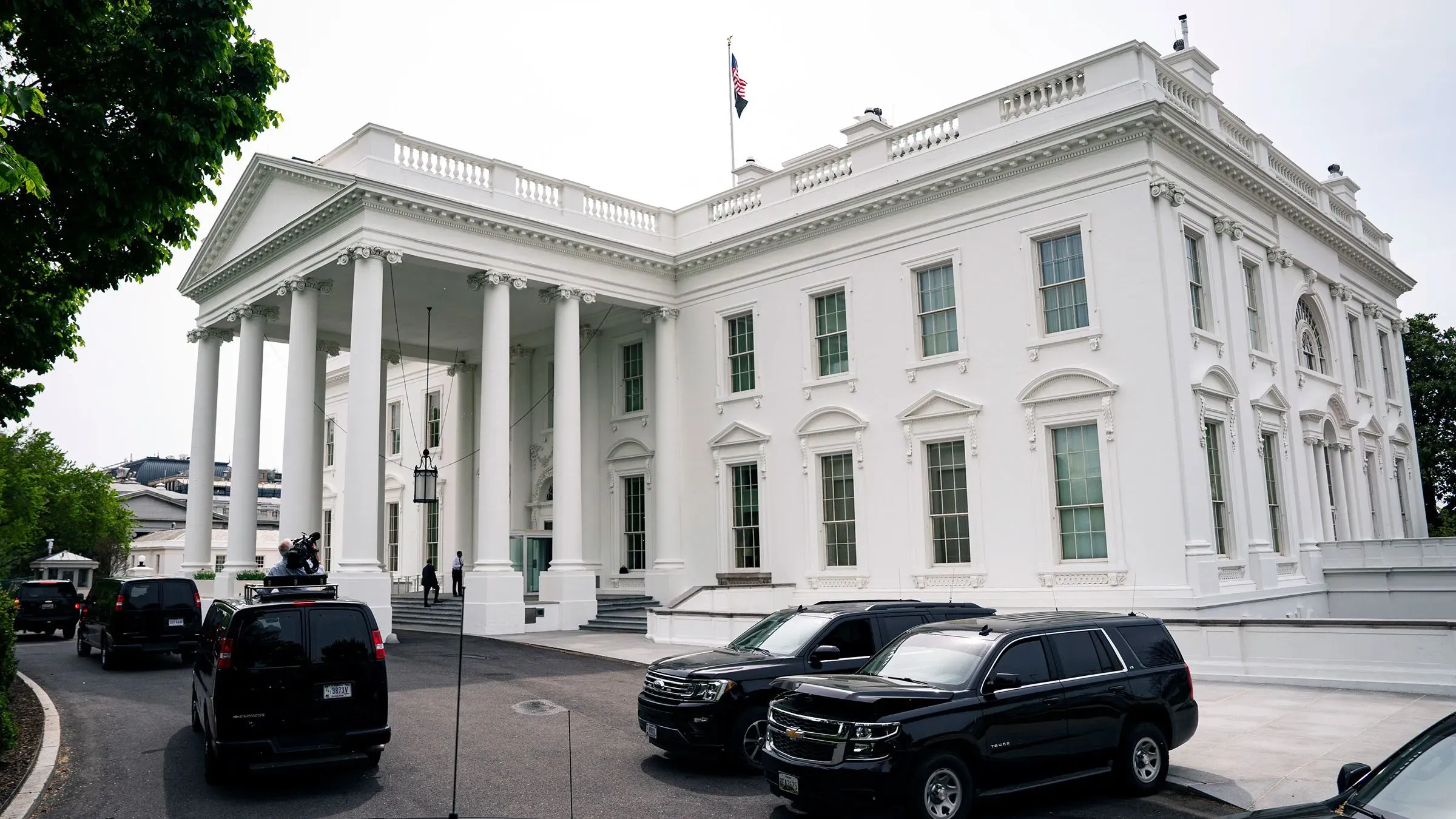 تظهر الصورة واجهة البيت الأبيض، مع سيارات سوداء متوقفة أمامه، في سياق التغييرات المتوقعة في مجلس الأمن القومي.