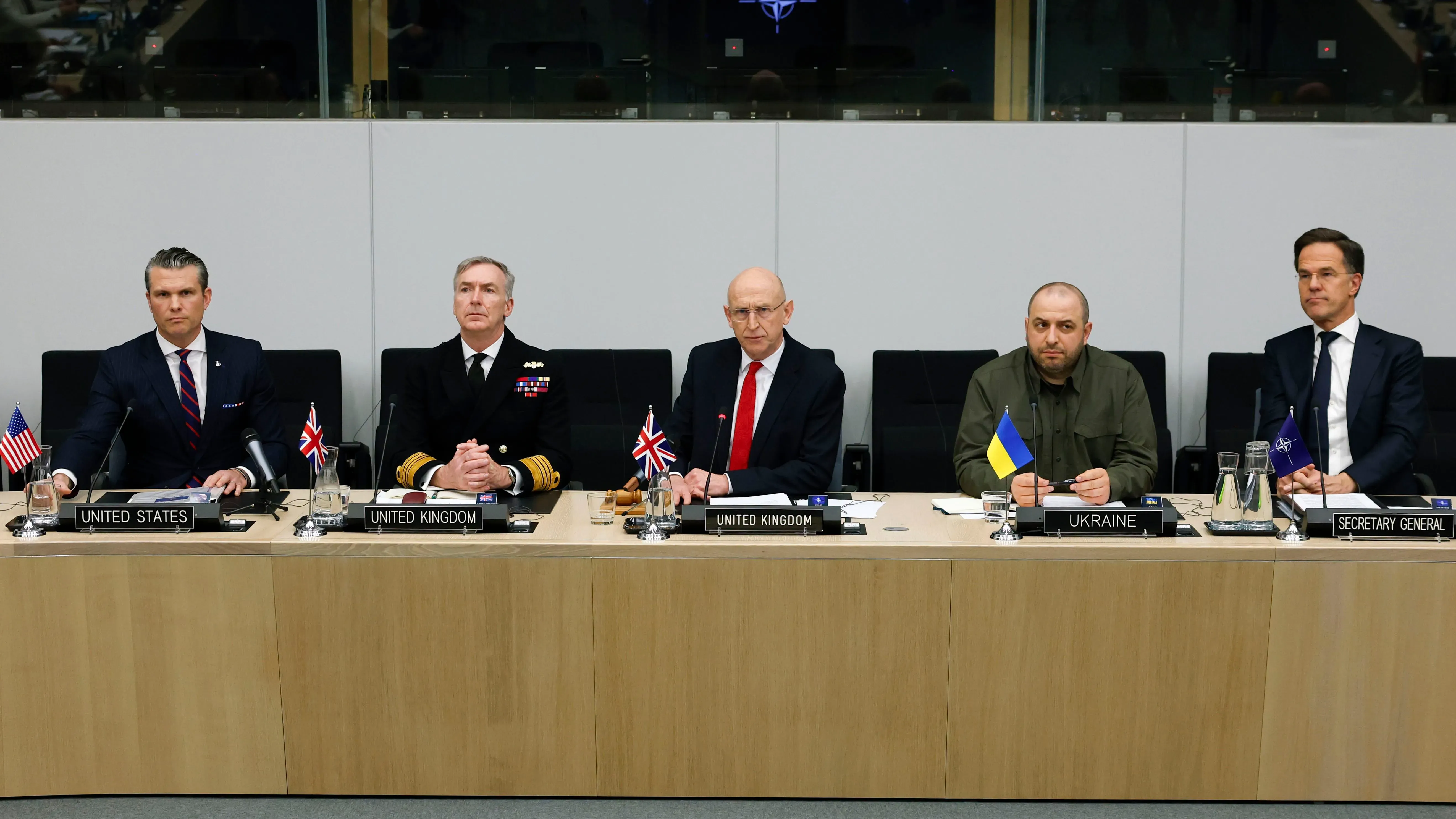اجتماع وزراء الدفاع في الناتو في بروكسل، حيث يناقشون التنسيق العسكري لأوكرانيا، مع وجود ممثلين من الولايات المتحدة والمملكة المتحدة وأوكرانيا.