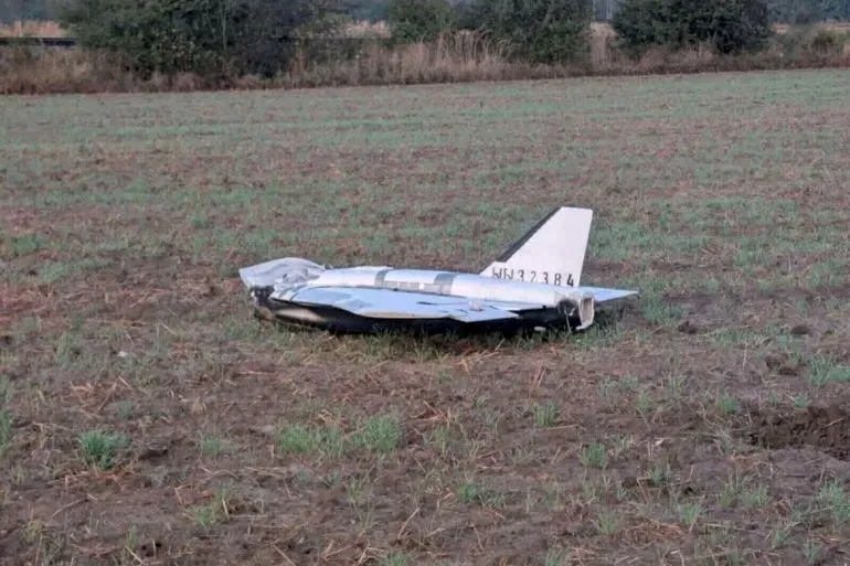 حطام طائرة مسيرة في حقل، يظهر آثار الهجوم الروسي على أوكرانيا، مما يعكس التهديدات المتزايدة ضد دول الناتو.