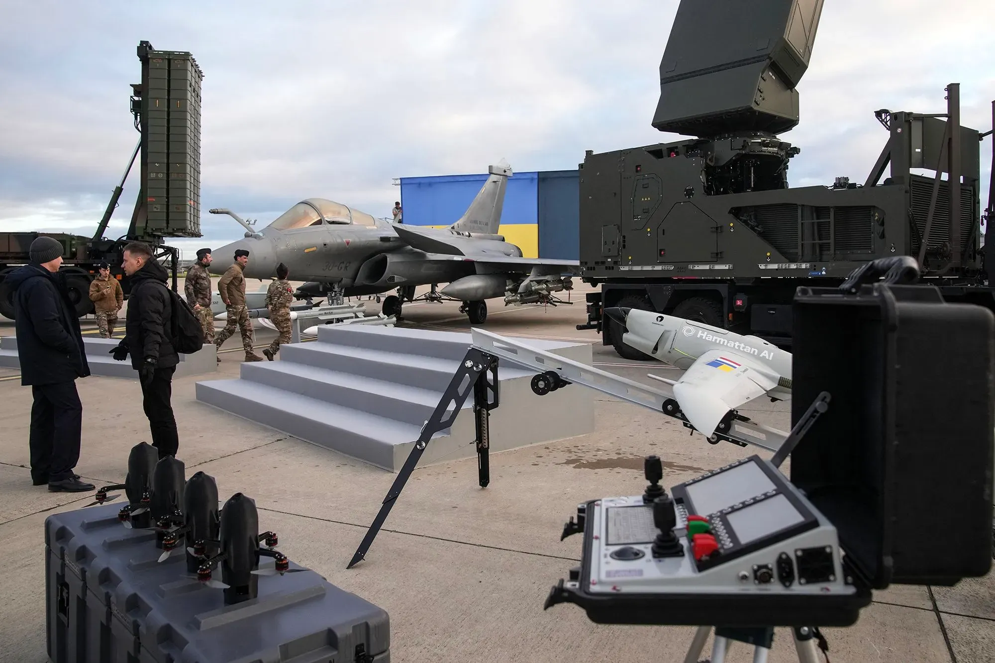 عرض لطائرة مقاتلة من طراز رافال الفرنسية مع أنظمة دفاع جوي في قاعدة عسكرية، حيث تتواجد القوات لمواجهة التهديدات الروسية.