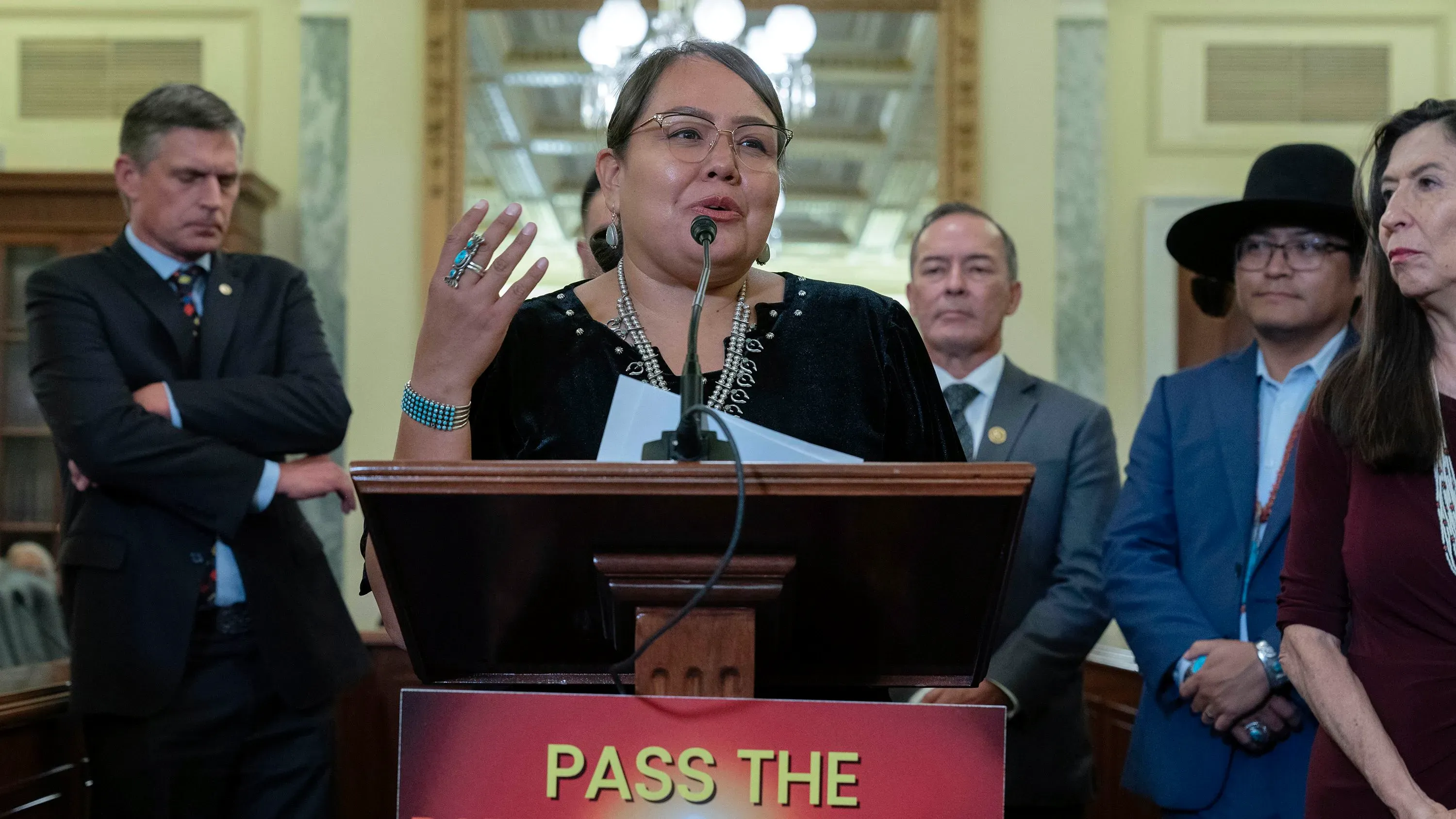 تظهر الصورة كريستالين كورلي، رئيسة مجلس أمة نافاجو، أثناء حديثها في مؤتمر صحفي حول مداهمات الهجرة وتأثيرها على المواطنين الأصليين.