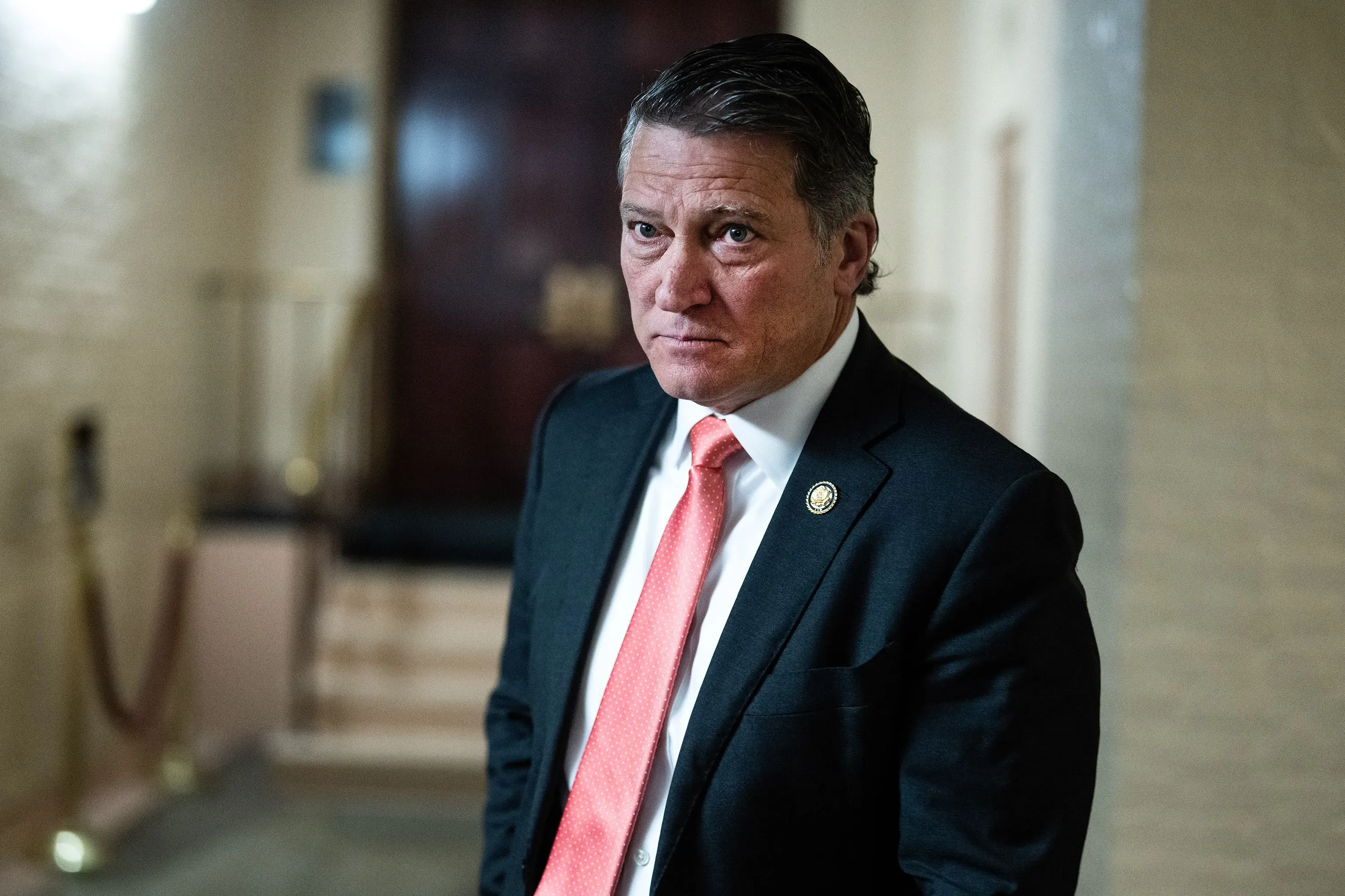 النائب روني جاكسون يظهر في قاعة مبنى الكابيتول، بعد إعادة ترقيته إلى رتبة أدميرال متقاعد، وسط جدل حول سلوكه السابق.