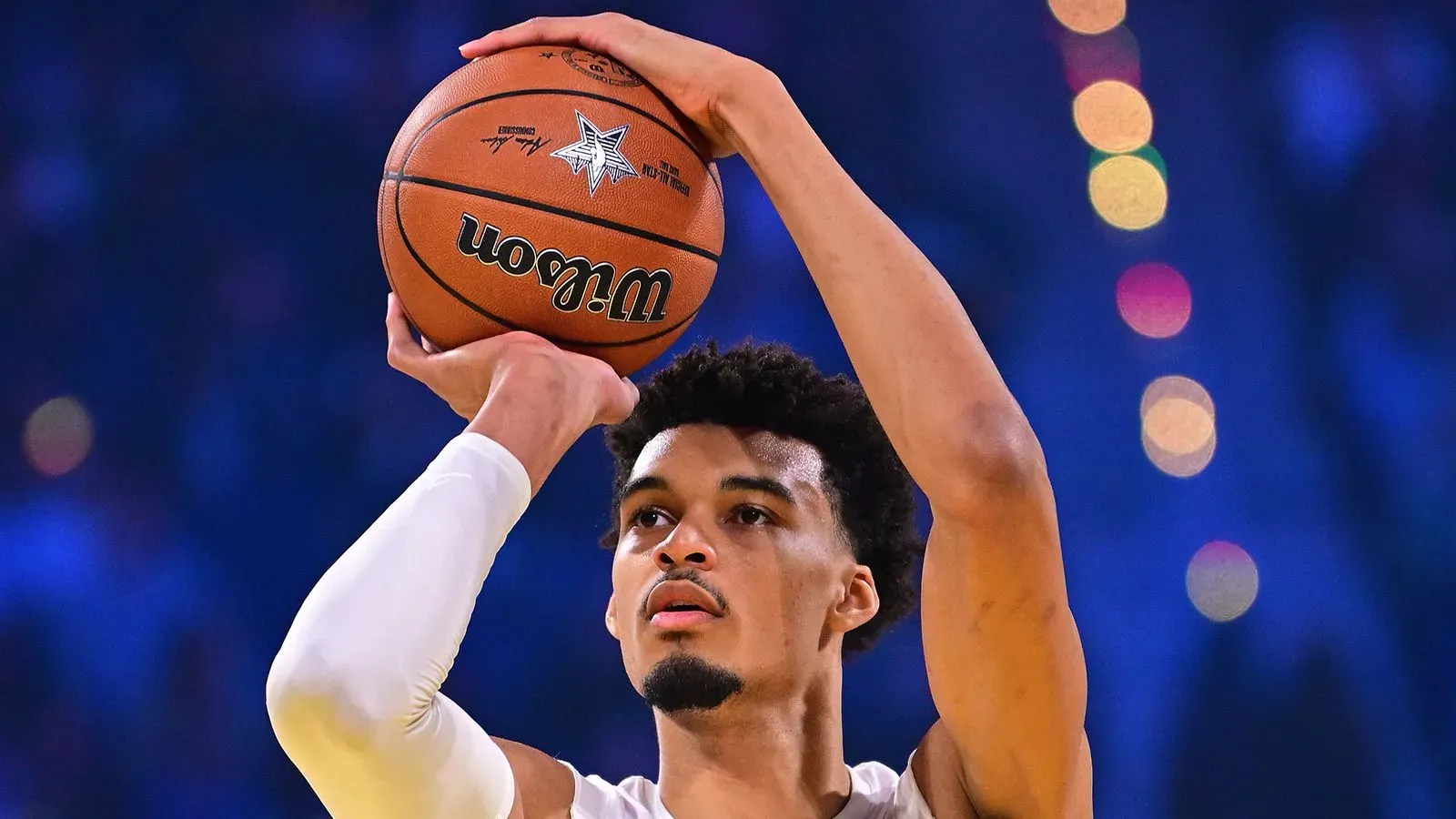 فيكتور ويمبانياما، لاعب كرة السلة الفرنسي، يستعد لتسديد كرة سلة خلال مباراة، بعد إصابته بجلطة دموية في كتفه.