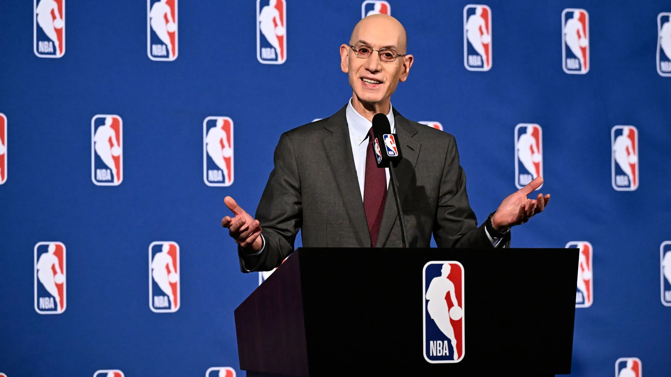 أدم سيلفر، مفوض الرابطة الوطنية لكرة السلة الأمريكية، يتحدث في مؤتمر صحفي حول شراكة محتملة مع الاتحاد الدولي لكرة السلة.