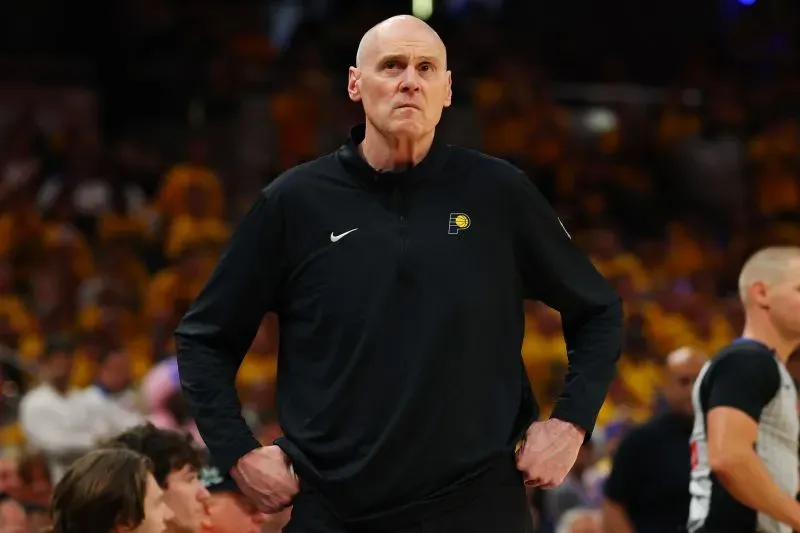 مدرب إنديانا بيسرز، ريك كارلايل، يتأمل بجدية خلال مباراة حاسمة في نهائيات الدوري الأمريكي للمحترفين 2025.