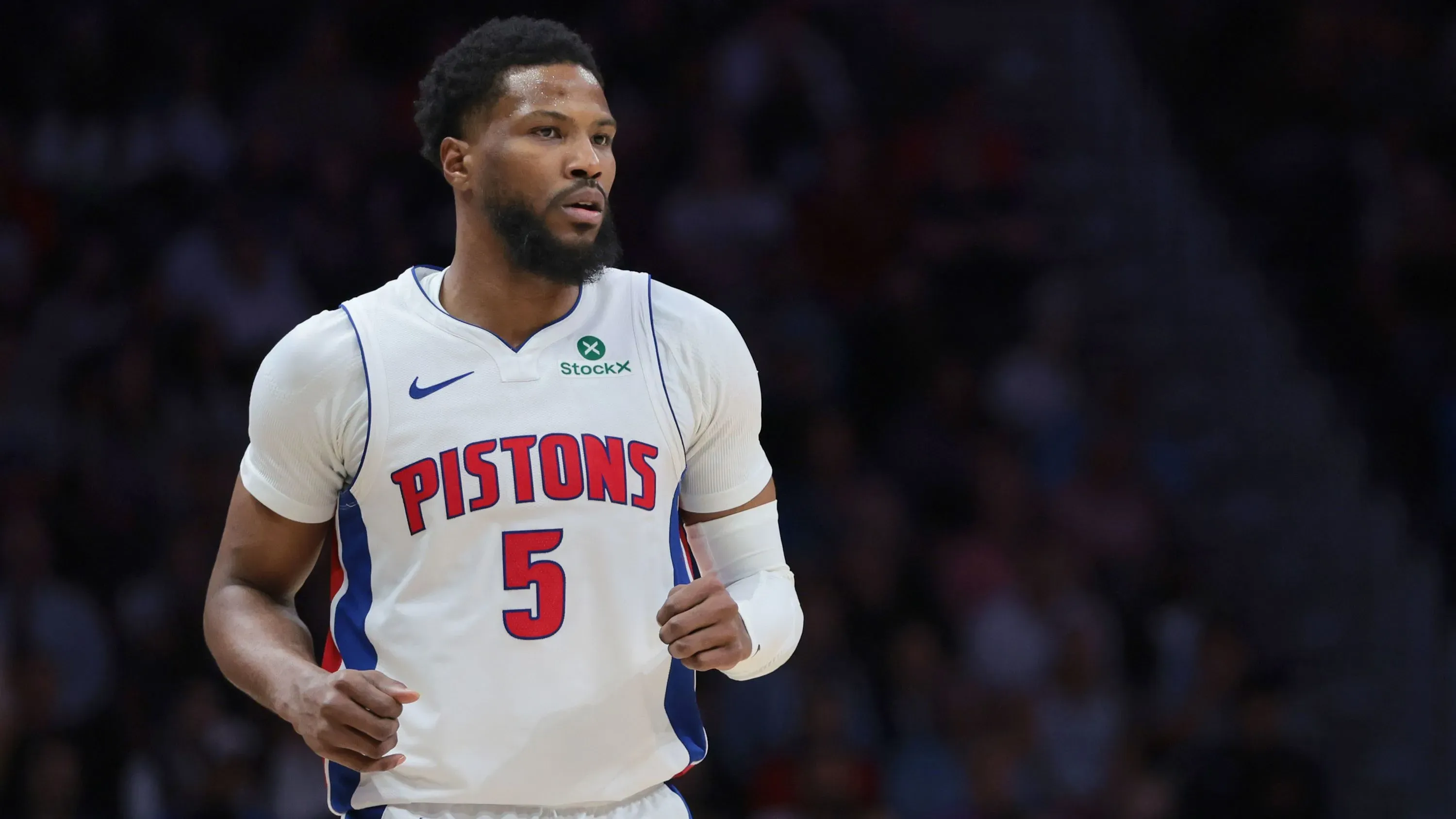 مالك بيزلي، لاعب فريق بيستونز، خلال مباراة في دوري كرة السلة الأمريكي، وسط تحقيق بشأن مزاعم مقامرة.