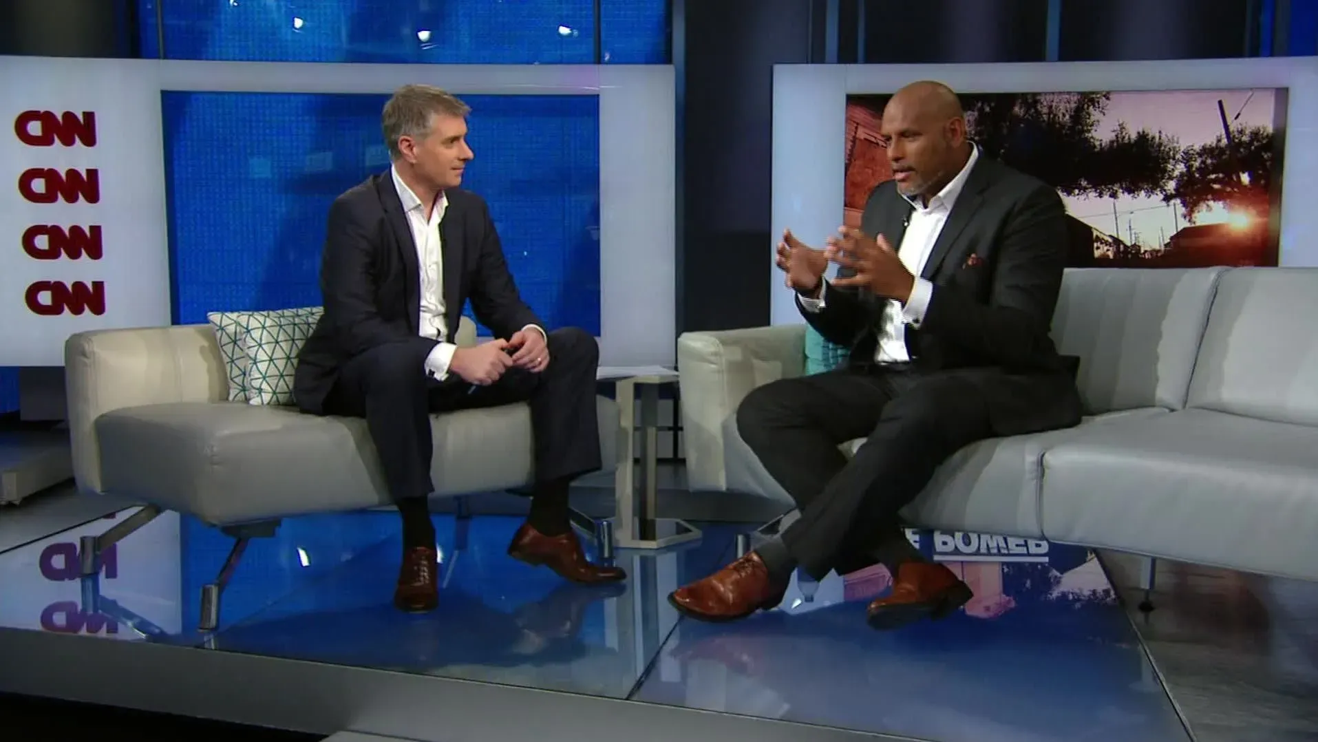 مقابلة على قناة CNN تتناول تأثير الذكورة السامة على الشباب، حيث يتحدث الضيف عن مشاعر العزلة والتحديات التي يواجهها المراهقون.