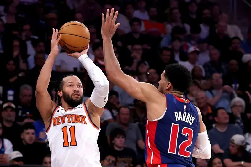 لاعب نيويورك نيكس جالين برونسون يسدد كرة بينما يحاول مدافع ديترويت بيستونز هاريس اعتراضه، في مباراة مثيرة بالدوري الأمريكي للمحترفين.