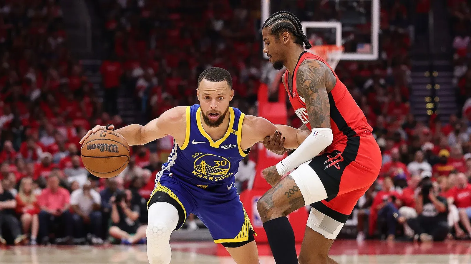 ستيفن كاري يتلاعب بالكرة في مباراة غولدن ستايت ووريورز ضد هيوستن روكتس، حيث سجل 31 نقطة ليقود فريقه للفوز.