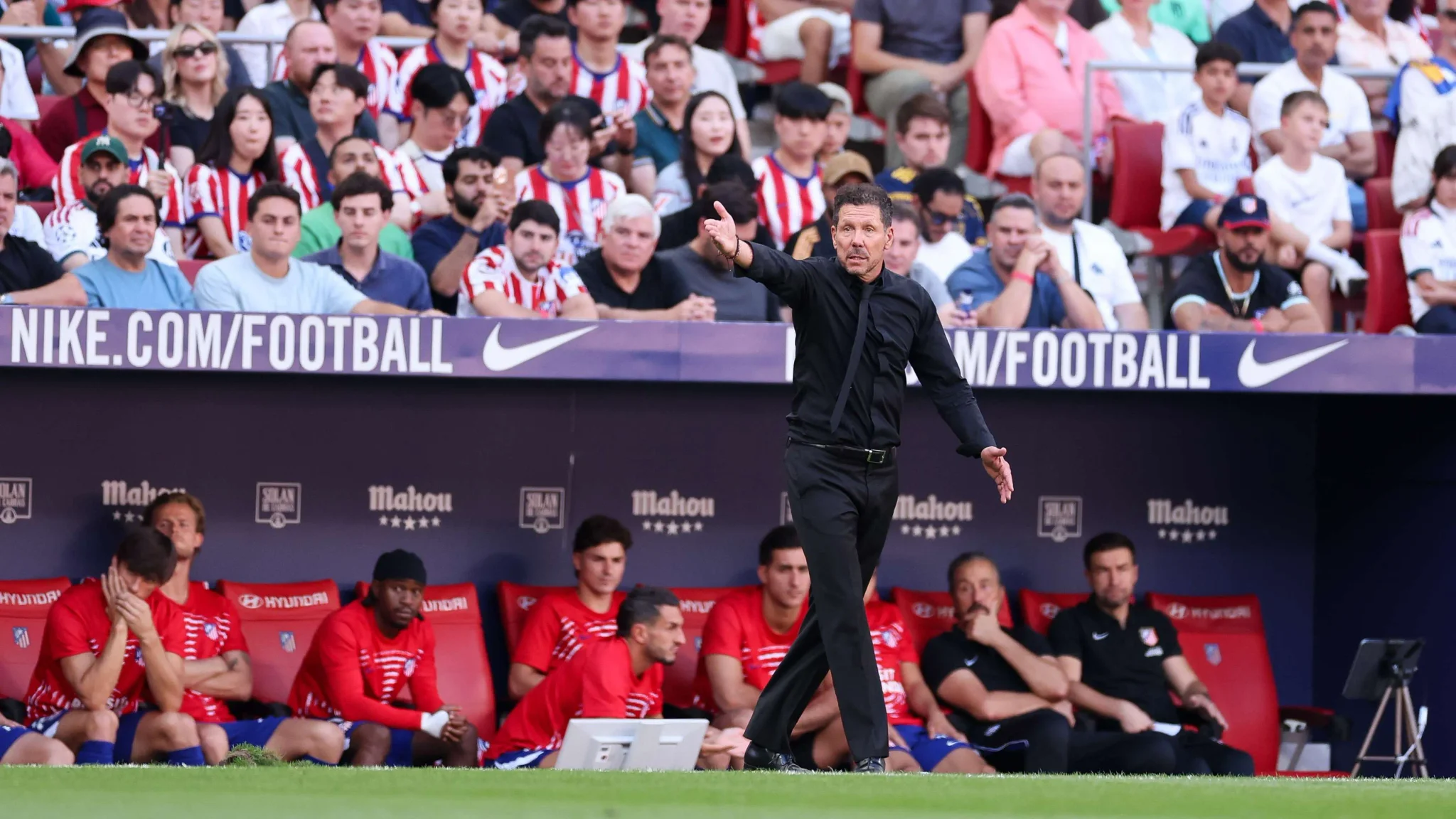 دييغو سيميوني مدرب أتلتيكو مدريد يوجه اللاعبين خلال مباراة في الدوري الإسباني وسط حضور جماهيري كبير.