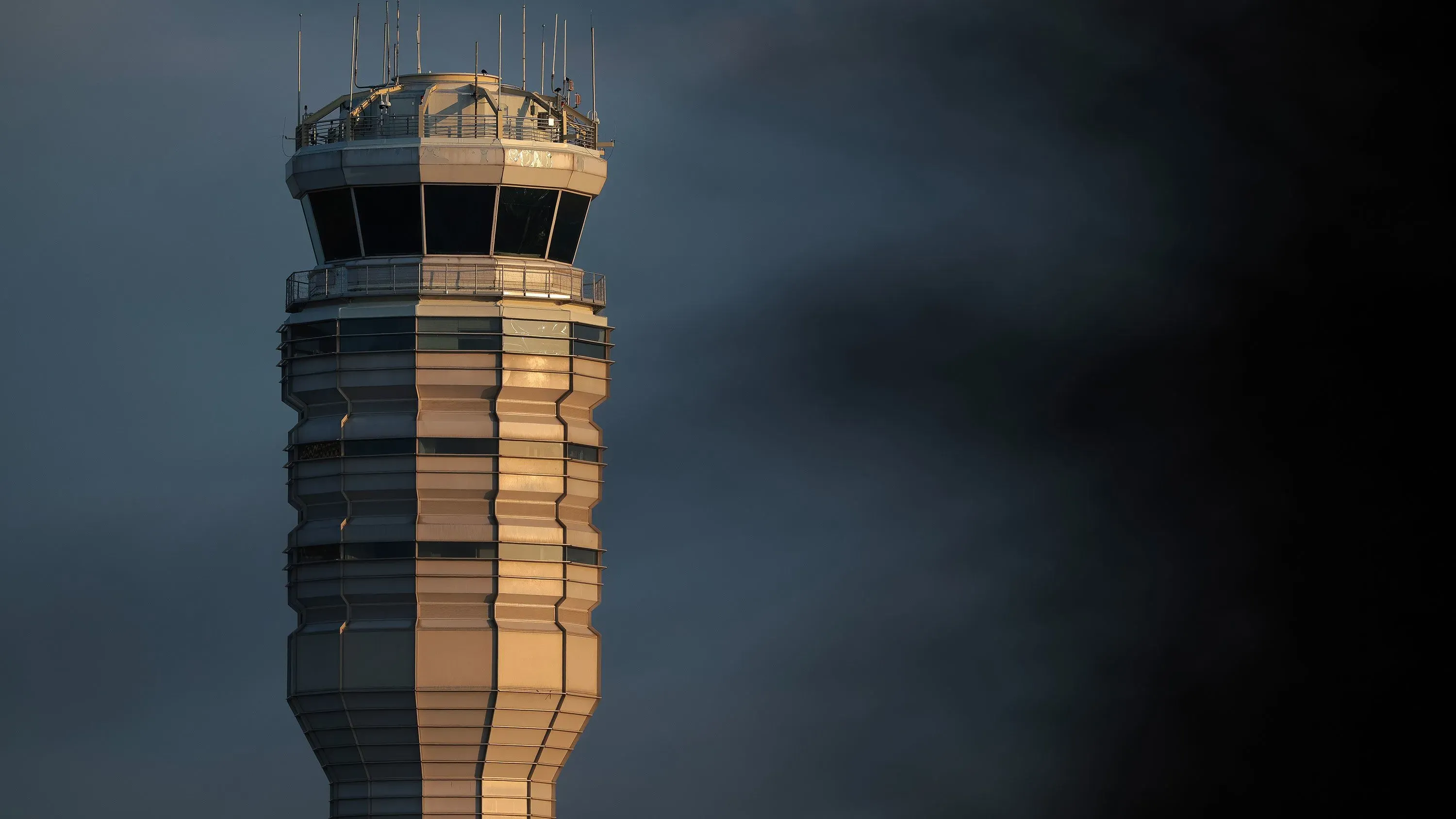برج المراقبة في مطار ريغان الوطني، حيث وقعت حادثة انقطاع الاتصالات التي كادت تؤدي إلى اصطدام بين طائرات عسكرية وطائرة تجارية.