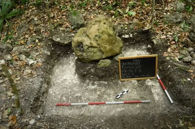 اكتشاف بقايا مجمع للمايا عمره 3000 عام في غواتيمالا، يظهر تمثالًا صخريًا ونظام قنوات مائي فريد.