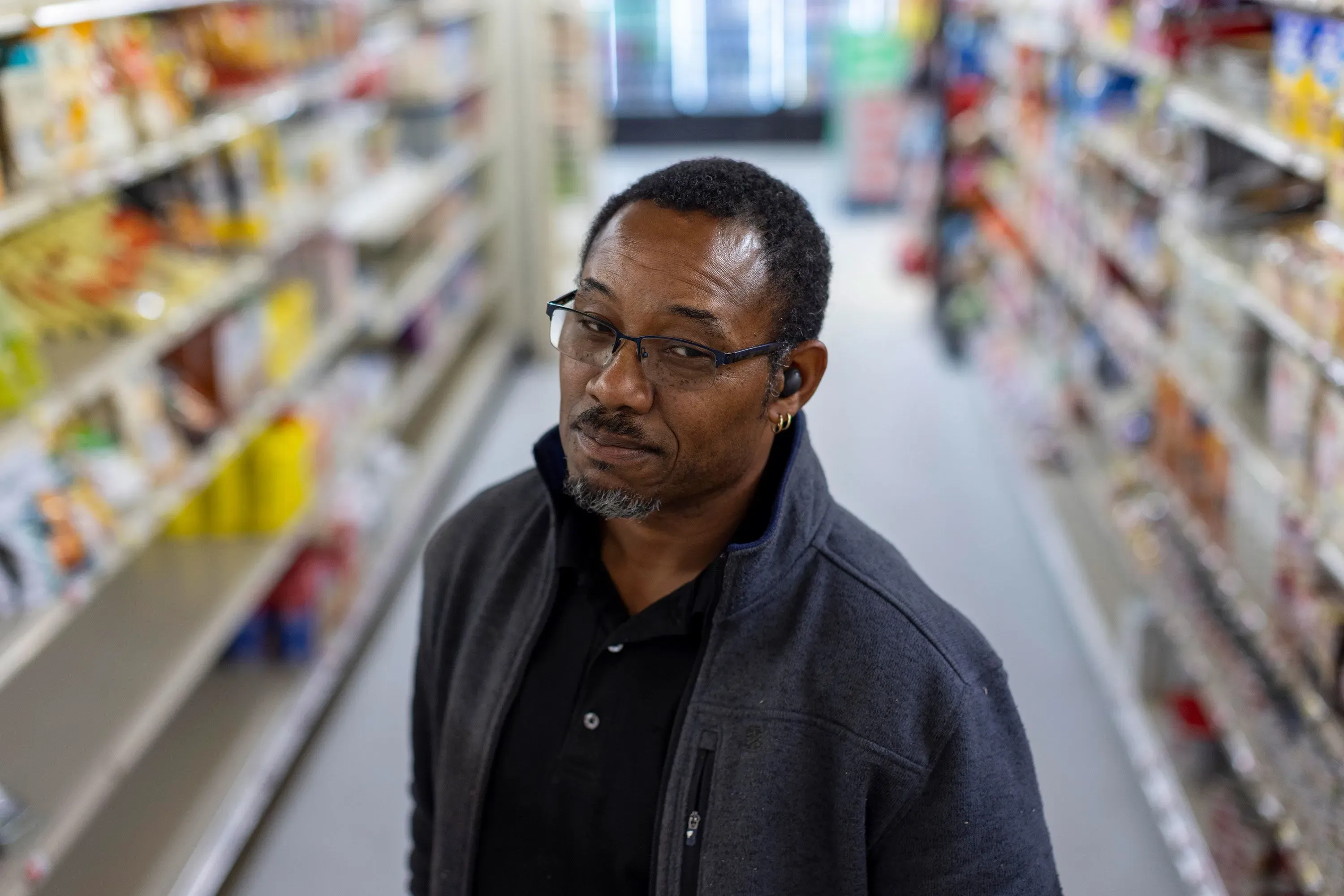 رجل في متجر بقالة في إيلابيل، جورجيا، يعبر عن القلق بعد غارة الهجرة التي أثرت على المجتمع المحلي.