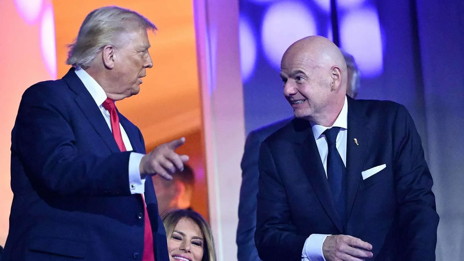 رئيس FIFA جياني إنفانتينو يتحدث مع دونالد ترامب خلال فعاليات كأس العالم 2026 التي شملت تنقلات جوية مكثفة عبر ثلاث دول.