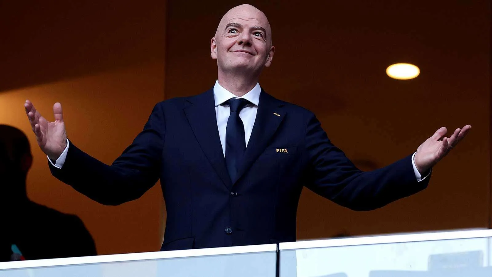 رئيس FIFA جياني إنفانتينو يرفع يديه في لحظة احتفال خلال كأس العالم 2026 التي شهدت تنقلات جوية مكثفة عبر ثلاث دول.