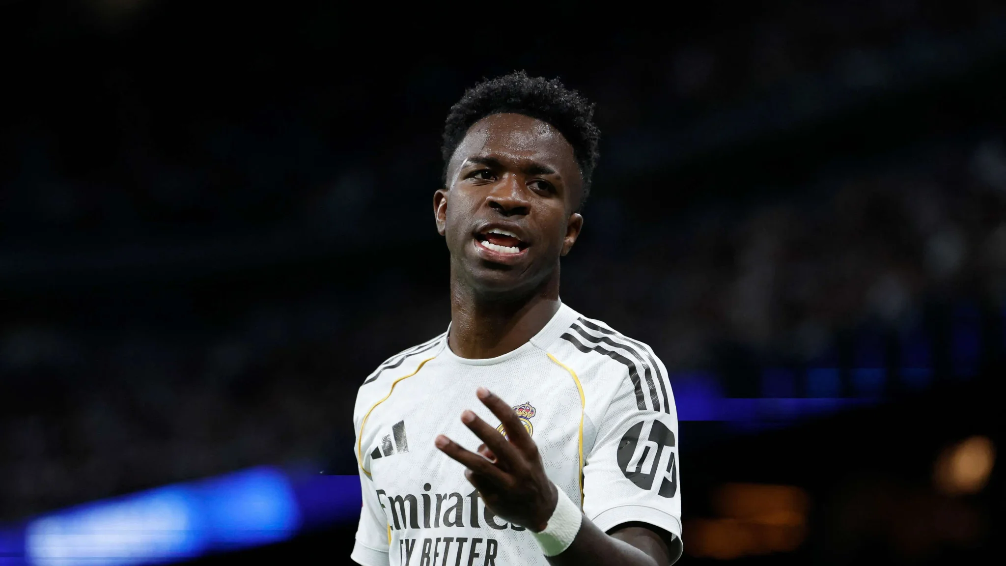 فينيسيوس جونيور لاعب ريال مدريد يظهر بتعبير حماسي خلال مباراة، مع تجديد عقده حتى 2032 في سوق الانتقالات الصيفي.