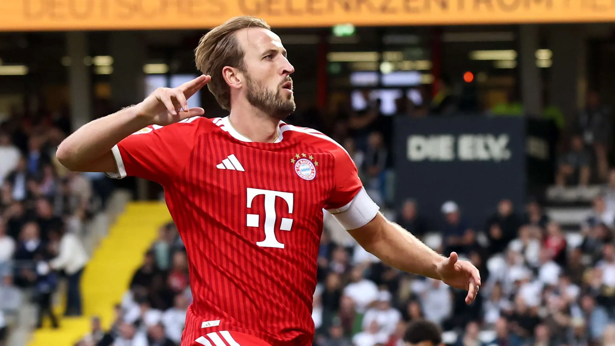 هاري كين يحتفل بهدف مع بايرن ميونخ في الدوري الألماني، مؤكدًا تألقه كأفضل هداف ومنافس قوي على الكرة الذهبية.