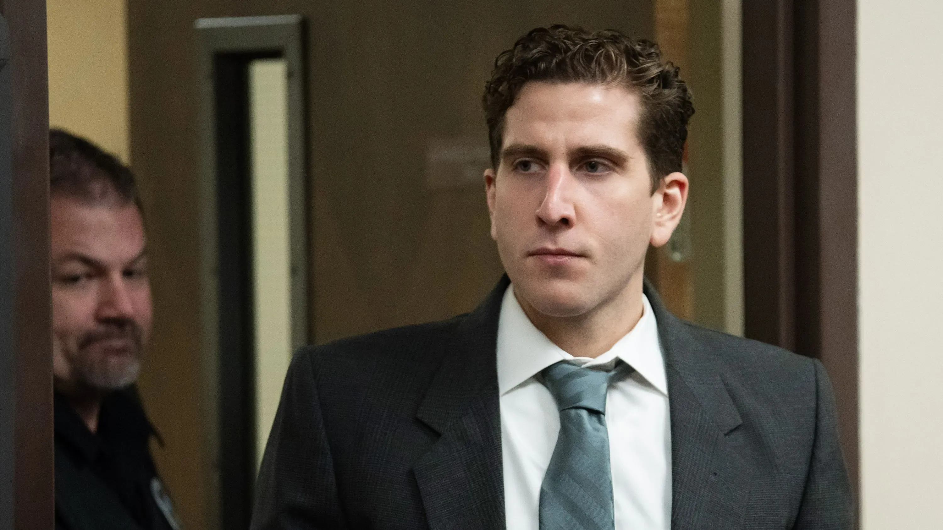 برايان كوهبرغر، المتهم بجريمة قتل أربعة طلاب في موسكو، يظهر في جلسة استماع قانونية، حيث يناقش المحققون تقنيات الحمض النووي.