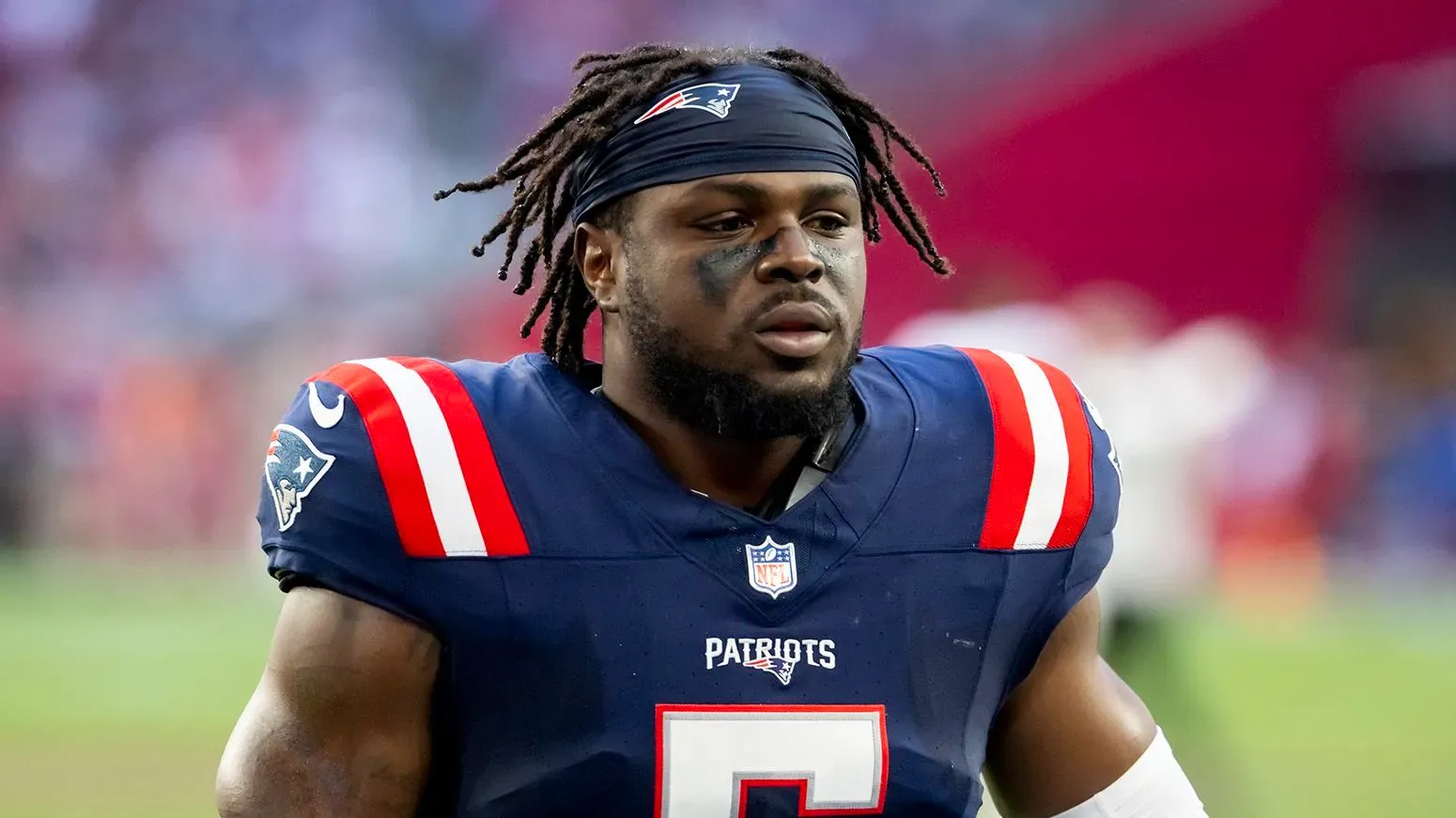 جبرايل بيبرز، لاعب فريق باتريوتس، يرتدي زيه الرسمي أثناء تواجده في الملعب. محاكمة بسبب اتهامات تتعلق بالعنف.