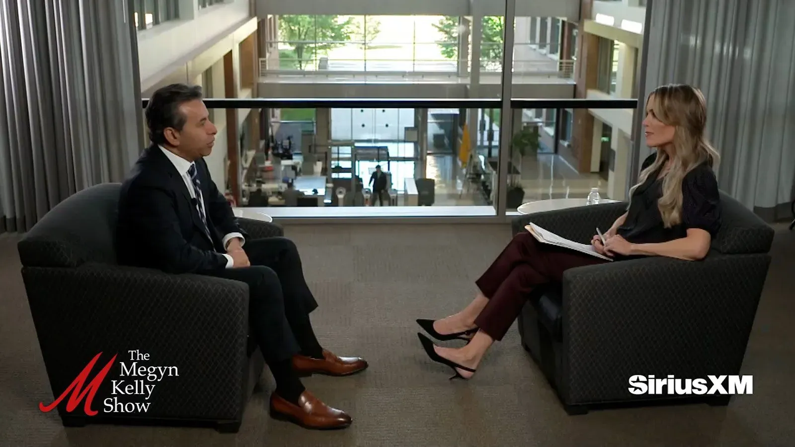 مقابلة بين الدكتور مارتي مكاري وميجين كيلي، حيث يناقشان قضايا التوحد وتأثير التعرضات البيئية والغذائية.