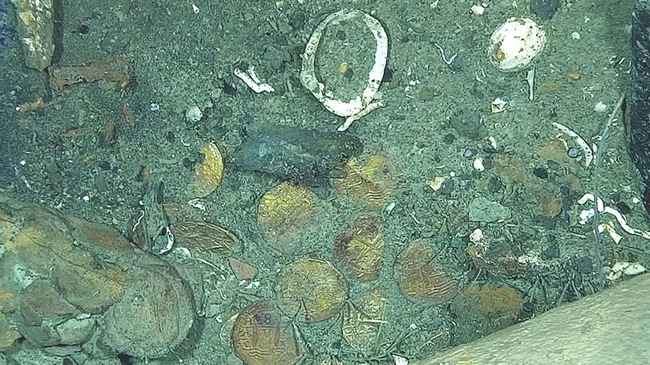 اكتشاف عملات ذهبية قديمة على حطام سفينة سان خوسيه قبالة كولومبيا، تظهر تفاصيل تاريخية مهمة ورموز ملكية من القرن الثامن عشر.