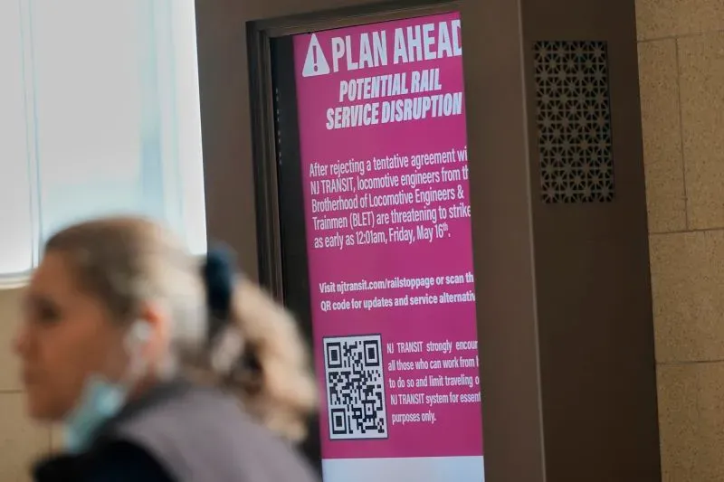 إشعار يوضح احتمال حدوث انقطاع في خدمات السكك الحديدية بسبب إضراب مهندسي القطارات في نيوجيرسي ترانزيت، مع تحذيرات للركاب.