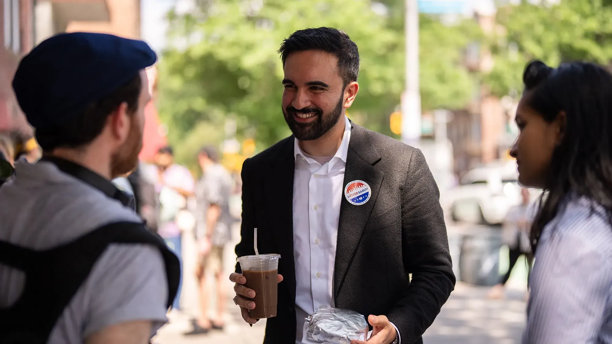 ممداني يتفاعل مع الناخبين في نيويورك، مع التركيز على قضايا مثل تكلفة المعيشة وزيادة الأجور، وسط أجواء انتخابية.