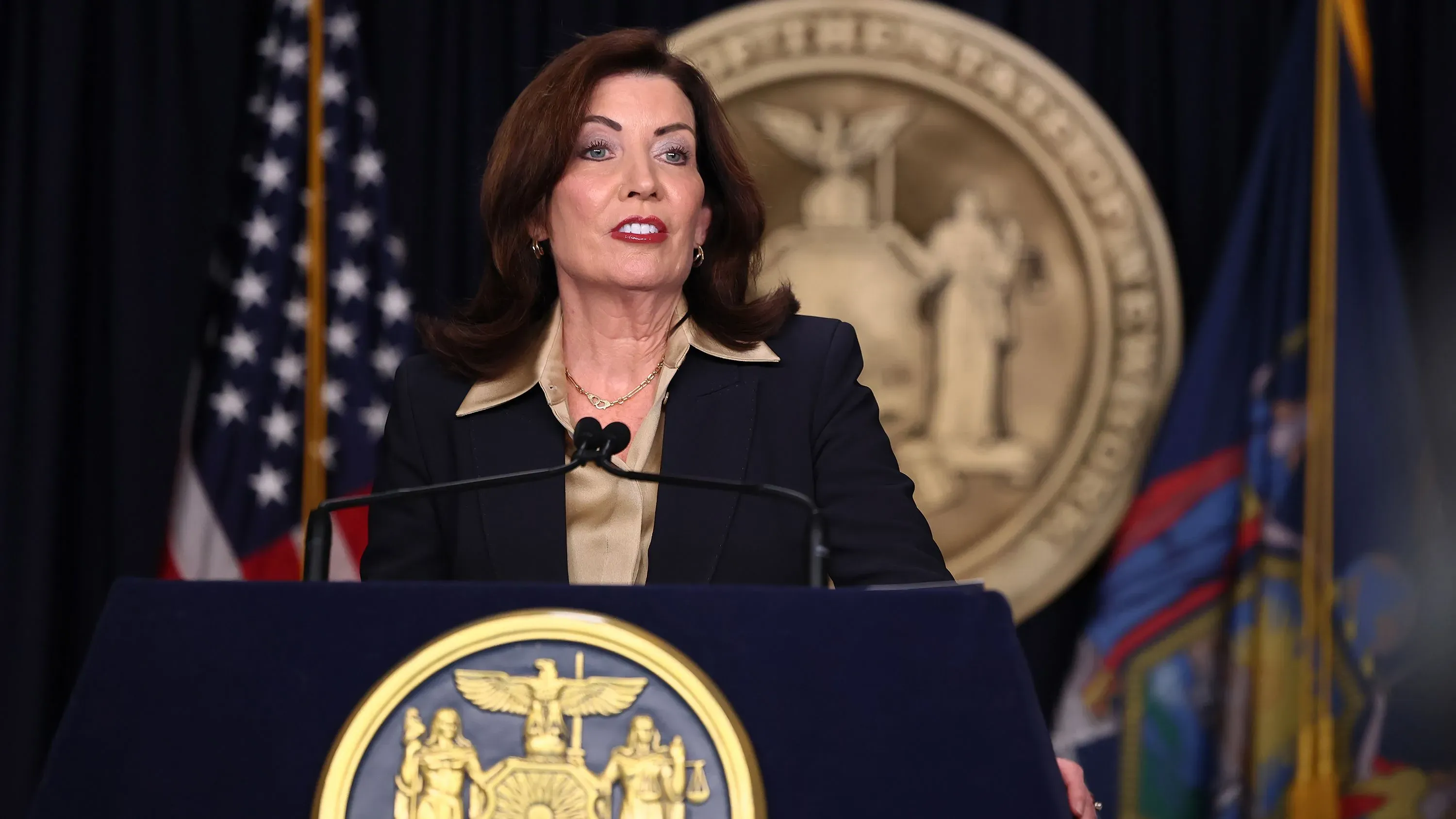 حاكمة نيويورك كاثي هوشول تتحدث في مؤتمر صحفي حول وفاة السجين مسيح نانتوي واتهام عدد من حراس السجن.