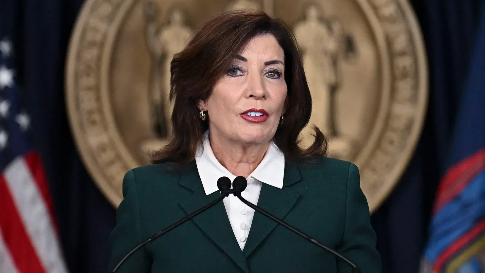 كاثي هوشول، حاكمة ولاية نيويورك، تتحدث خلال مؤتمر صحفي حول إغلاق أسواق الطيور الحية للحد من انتشار إنفلونزا الطيور.