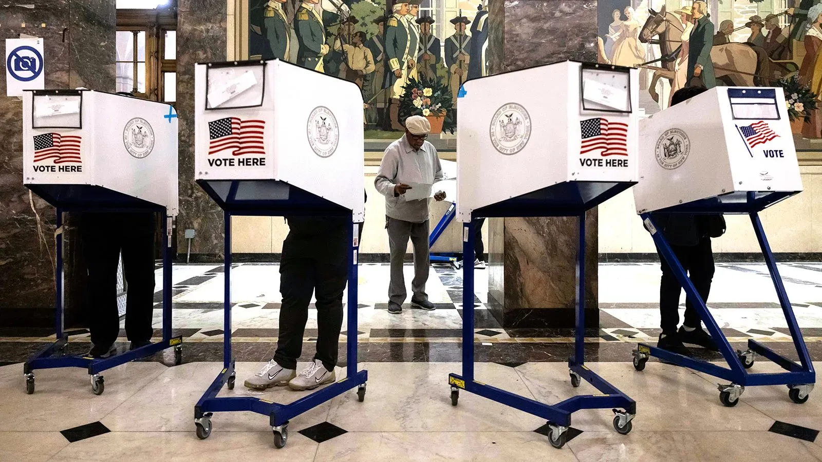 مركز اقتراع في نيويورك يظهر ناخبين يستخدمون صناديق الاقتراع، في سياق حكم المحكمة العليا بشأن حقوق التصويت لغير المواطنين.