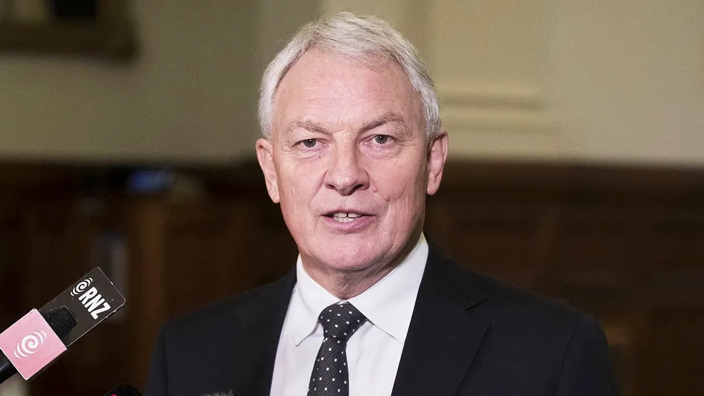 فيل جوف، المفوض السامي النيوزيلندي السابق في المملكة المتحدة، يتحدث في مؤتمر صحفي حول إقالته بسبب تعليقاته عن ترامب وتاريخ الحرب.