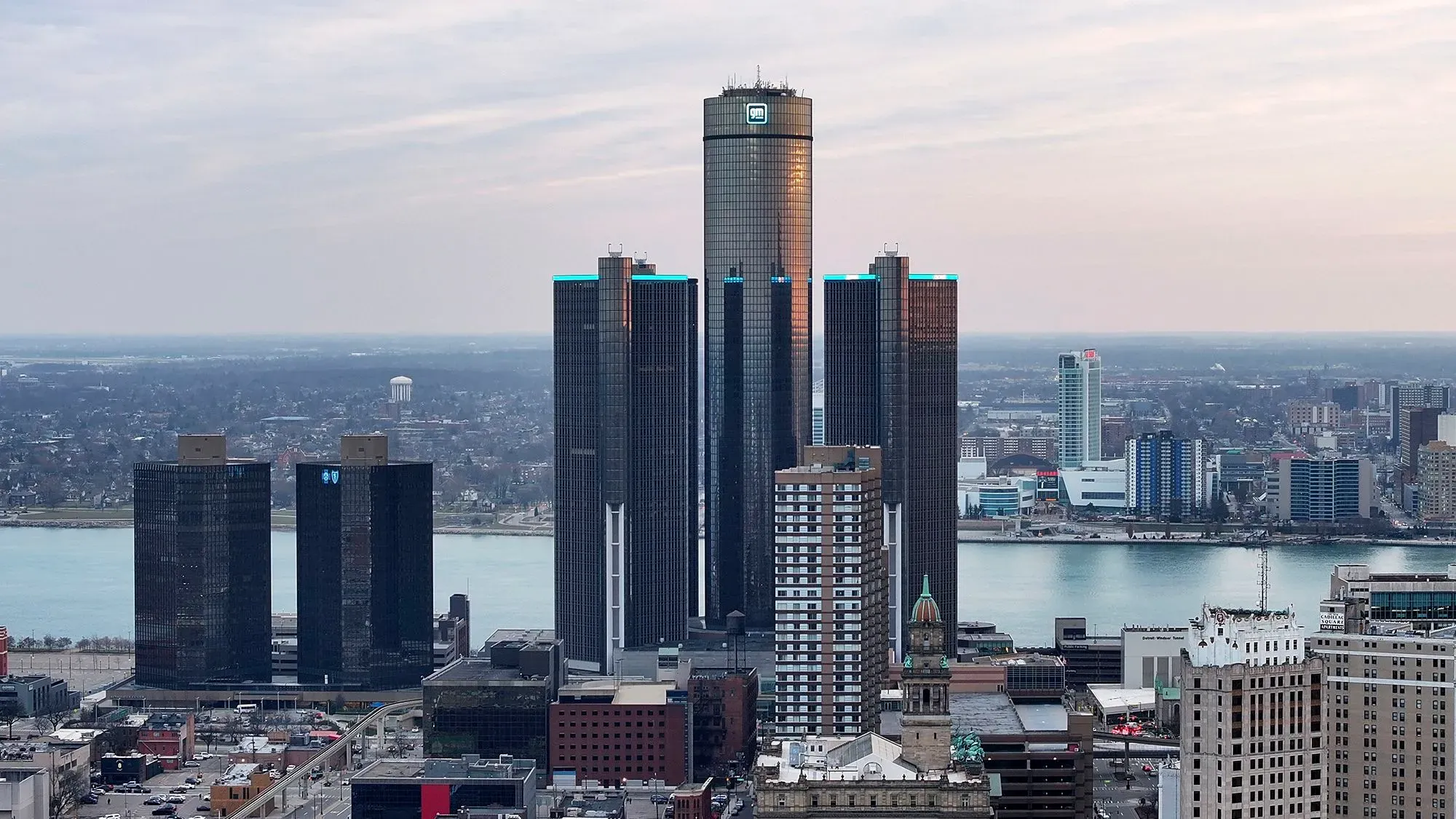 مبنى جنرال موتورز الشاهق في ديترويت، يبرز في الأفق مع نهر ديترويت خلفه، في سياق التحقيقات المتعلقة بعطل المحرك في سياراتها.