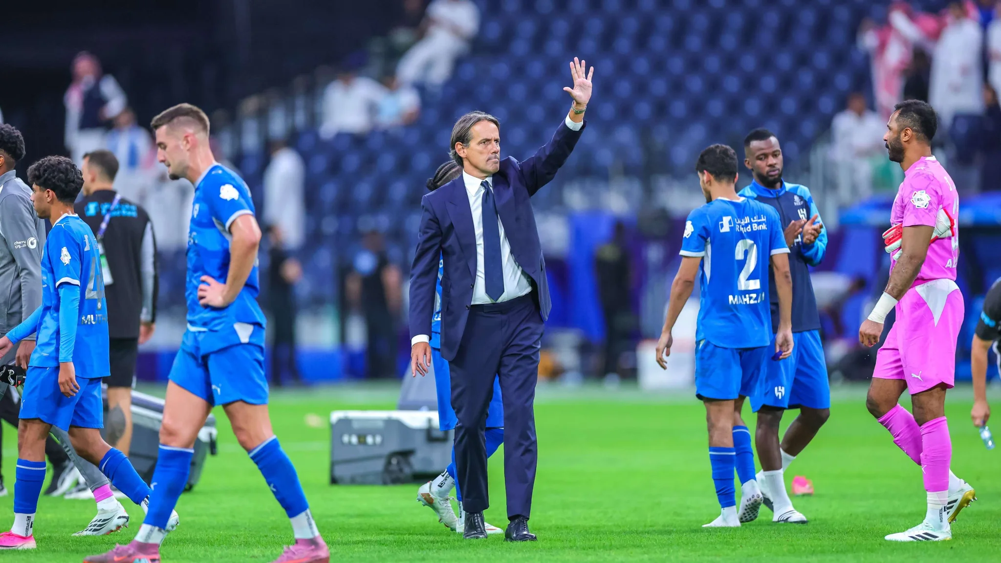 مدرب الهلال يلوح بيده وسط لاعبي الفريق بعد الفوز الكبير على التعاون بستة أهداف في دوري روشن للمحترفين.