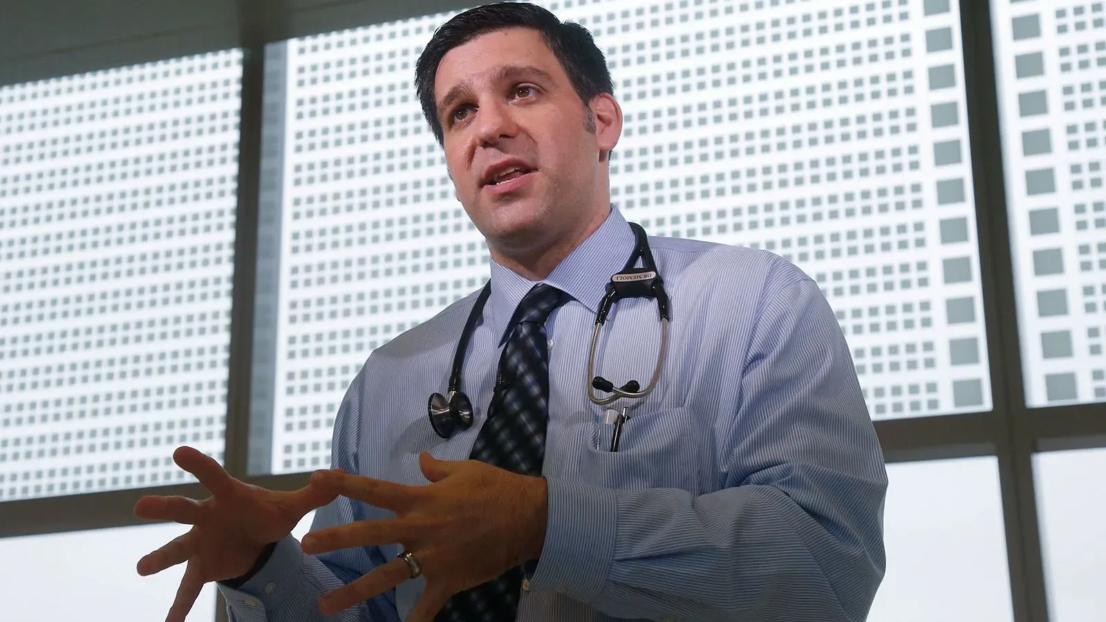 تعيين الدكتور ماثيو ميمولي كمدير بالنيابة للوكالة، مع التركيز على تحديات لقاح كوفيد-19 وآراء متباينة بشأن استراتيجيات الصحة العامة.