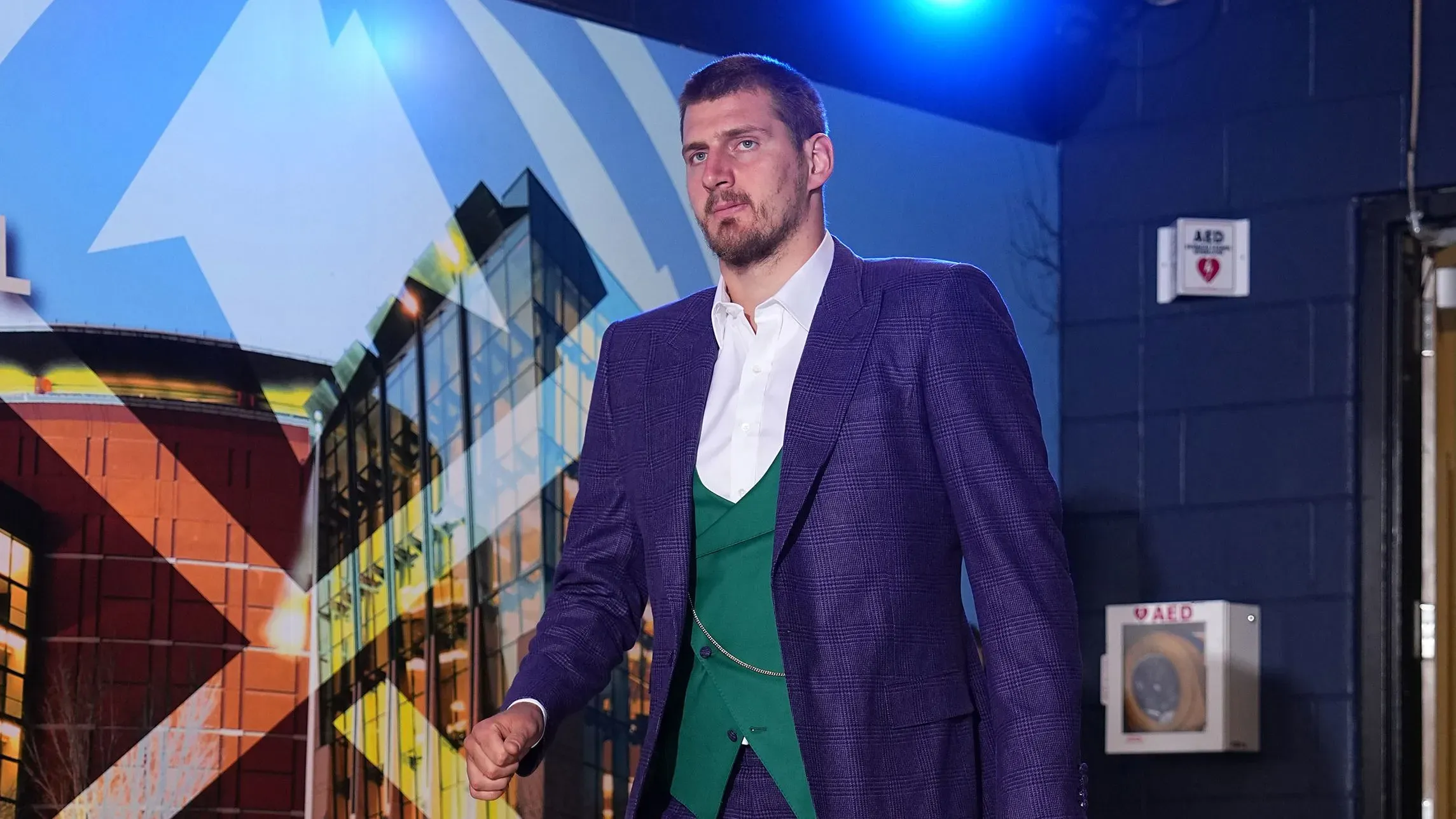 نيكولا جوكيتش يرتدي بدلة أرجوانية وخضراء مستوحاة من الجوكر قبل مباراة فريق دنفر ناجتس ضد أوكلاهوما سيتي ثاندر في البلاي أوف.