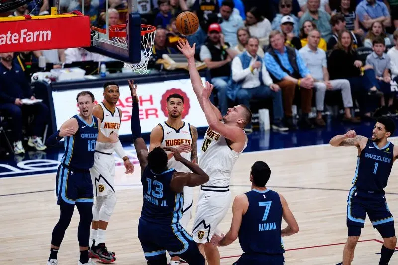 نيكولا جوكيتش يسجل سلة خلال مباراة دنفر ناجتس ضد ممفيس جريزليز، حيث حقق ثلاثية مزدوجة جديدة في الدوري الأمريكي للمحترفين.