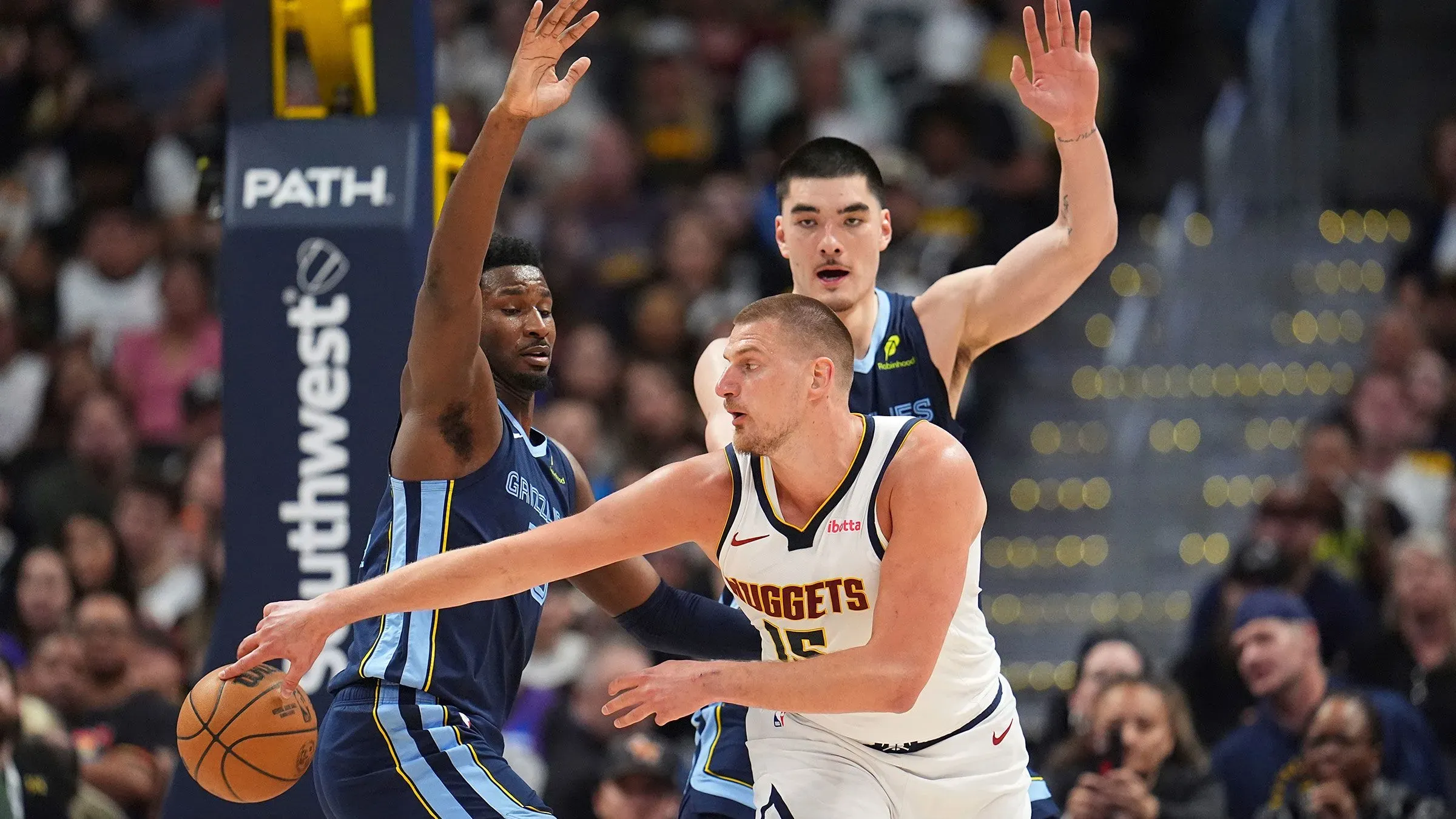 نيكولا جوكيتش يتلاعب بالكرة في مباراة دنفر ناجتس ضد ممفيس جريزليز، محققًا ثلاثية مزدوجة مع 26 نقطة و12 تمريرة حاسمة.