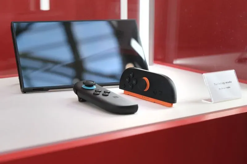 جهاز Nintendo Switch 2 مع وحدة تحكم جديدة وشاشة أكبر، يعكس التطور في تصميم أجهزة الألعاب المحمولة ويستعد لمنافسة شديدة في السوق.