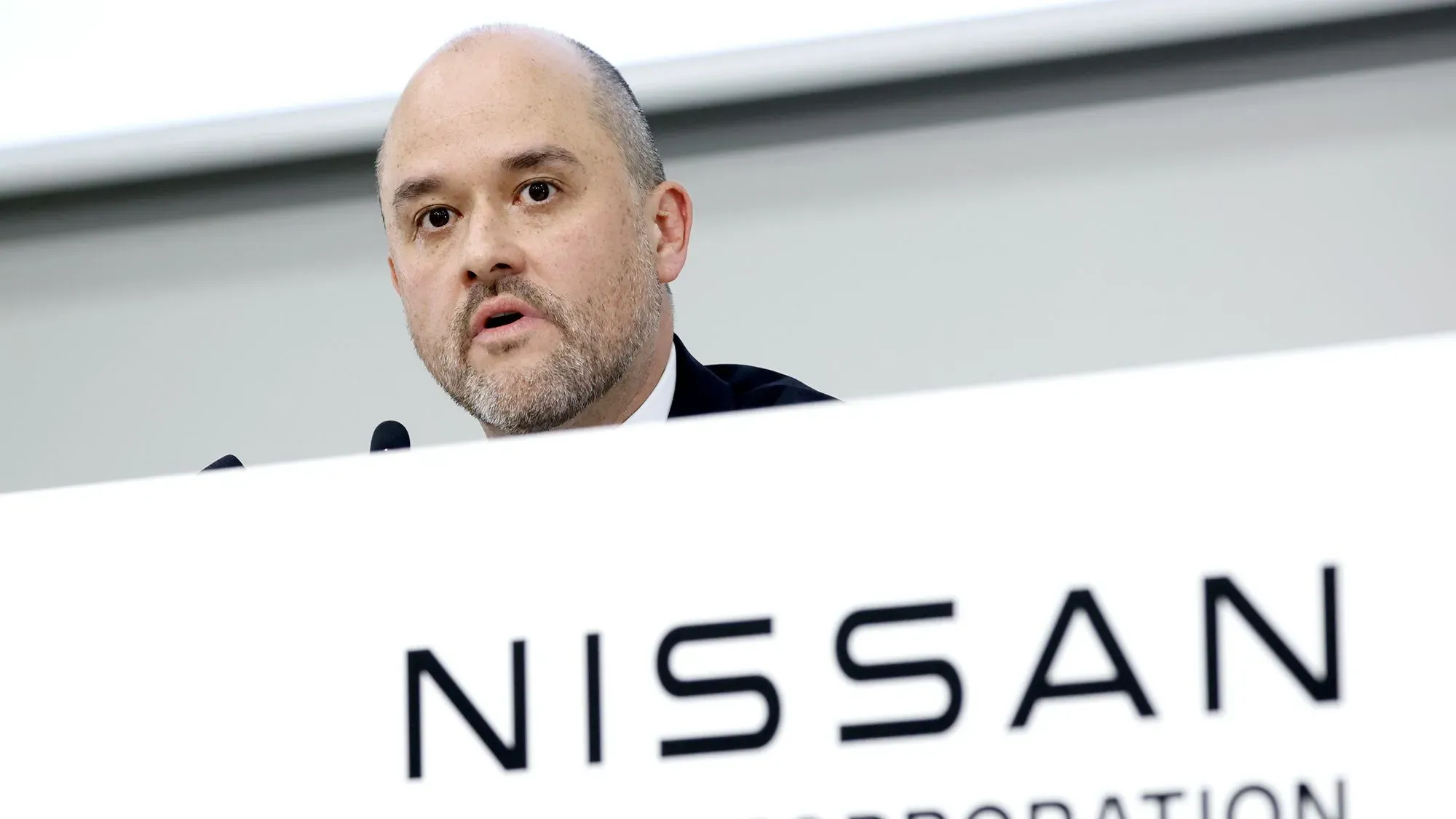 الرئيس التنفيذي لشركة نيسان، إيفان إسبينوزا، يتحدث خلال مؤتمر صحفي حول تخفيضات الوظائف والإنتاج في الشركة.