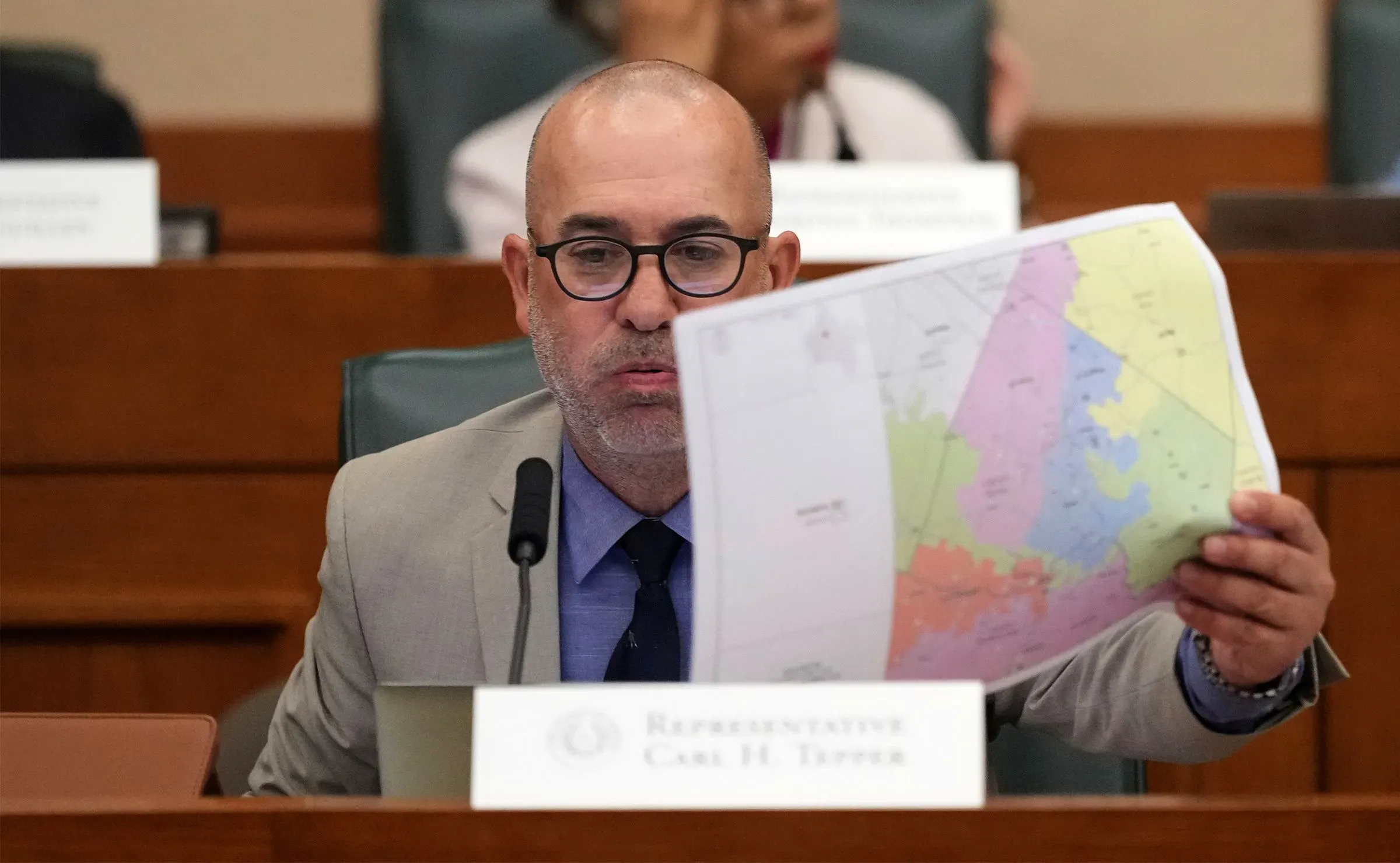 ممثل يحمل خريطة جديدة لتقسيم الدوائر الانتخابية في تكساس، مما يعكس جهود الجمهوريين لتعزيز مواقعهم في الانتخابات المقبلة.